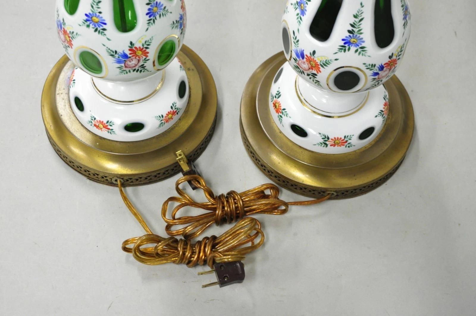 Paire de lampes de bureau tchèques anciennes en verre de Bohème peintes de fleurs vert émeraude en vente 5