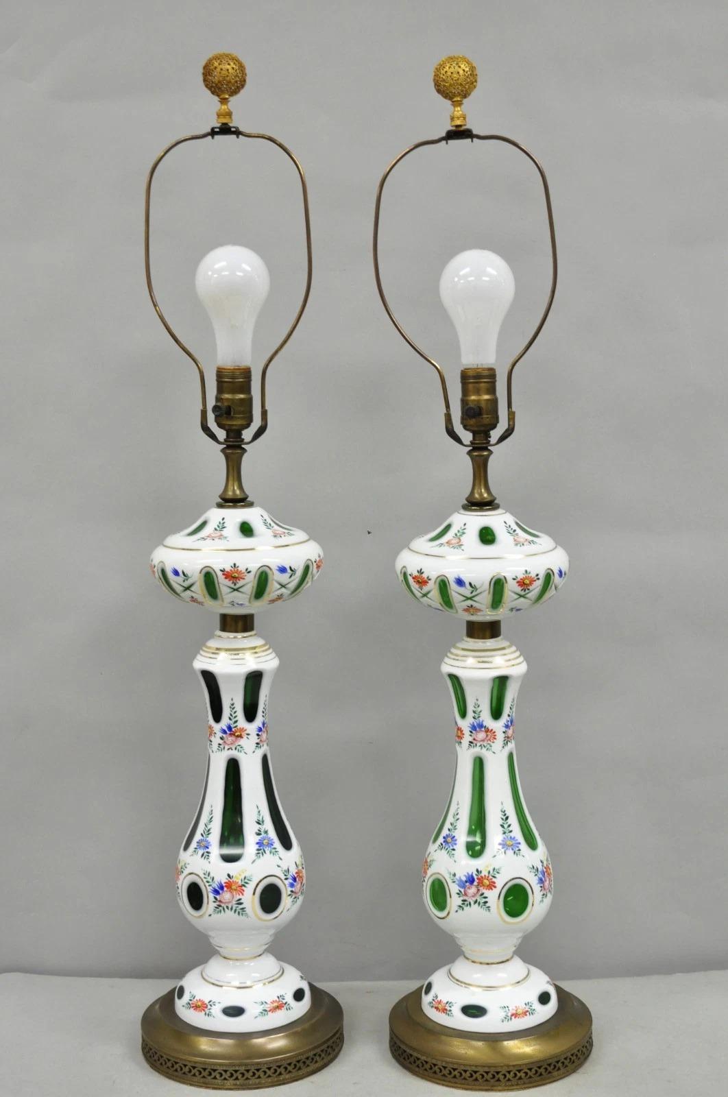 Paire de lampes de bureau tchèques anciennes en verre de Bohème peintes de fleurs vert émeraude en vente 6