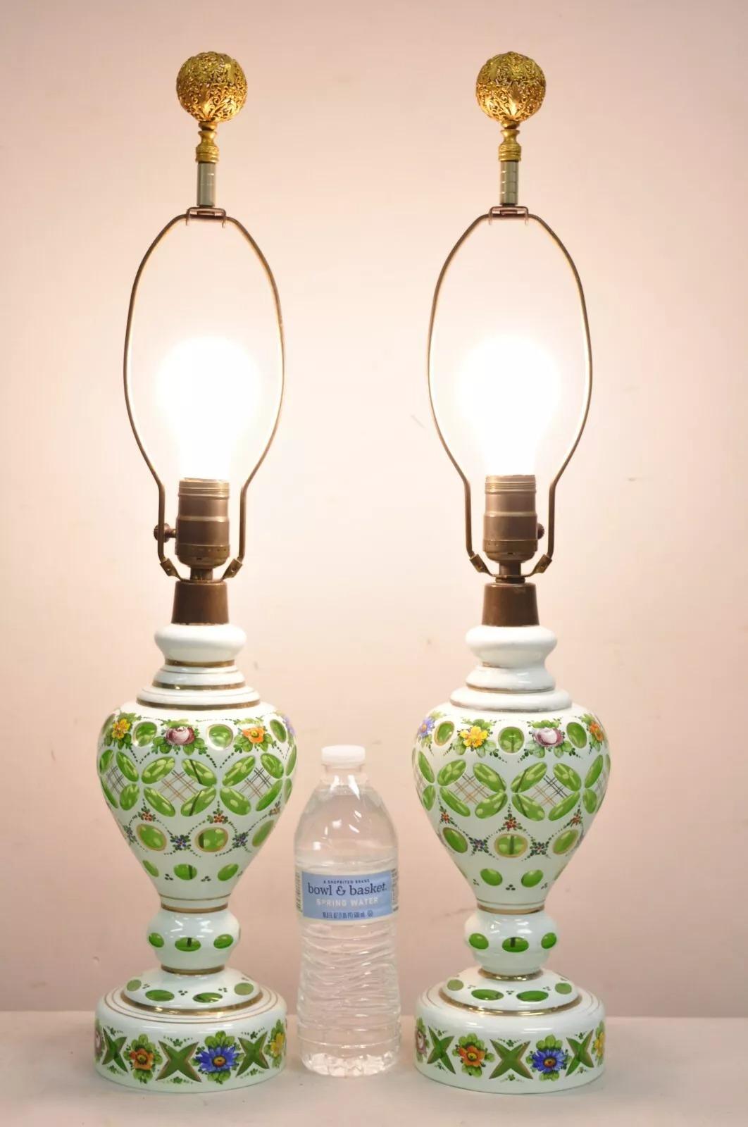 Anciennes petites lampes de table en verre tchèque de Bohème peintes de fleurs vert émeraude - une paire. Circa Early 20th Century. Dimensions : 25