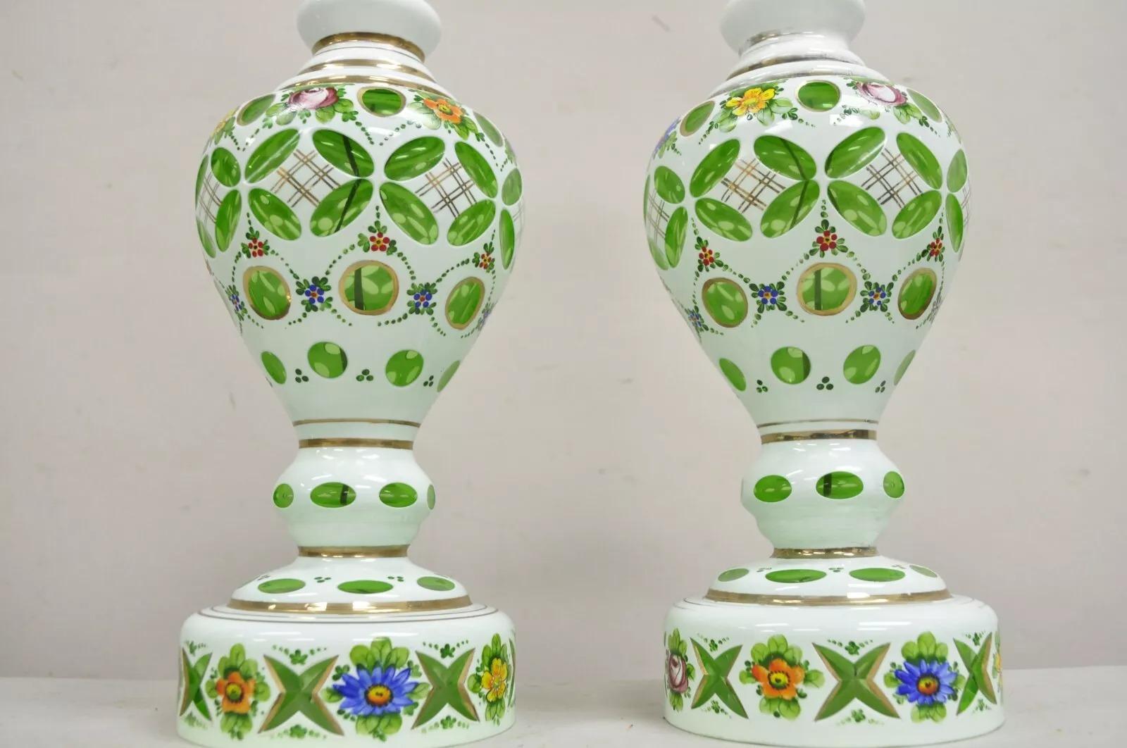 Inconnu Paire de lampes de bureau tchèques anciennes en verre de Bohème peintes de fleurs vert émeraude en vente