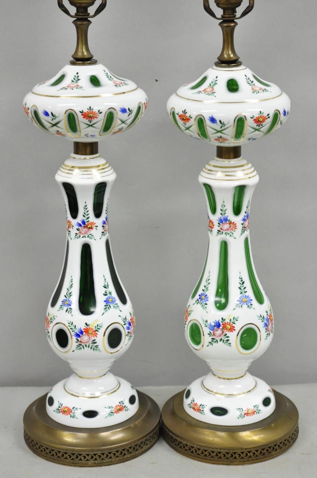 Inconnu Paire de lampes de bureau tchèques anciennes en verre de Bohème peintes de fleurs vert émeraude en vente