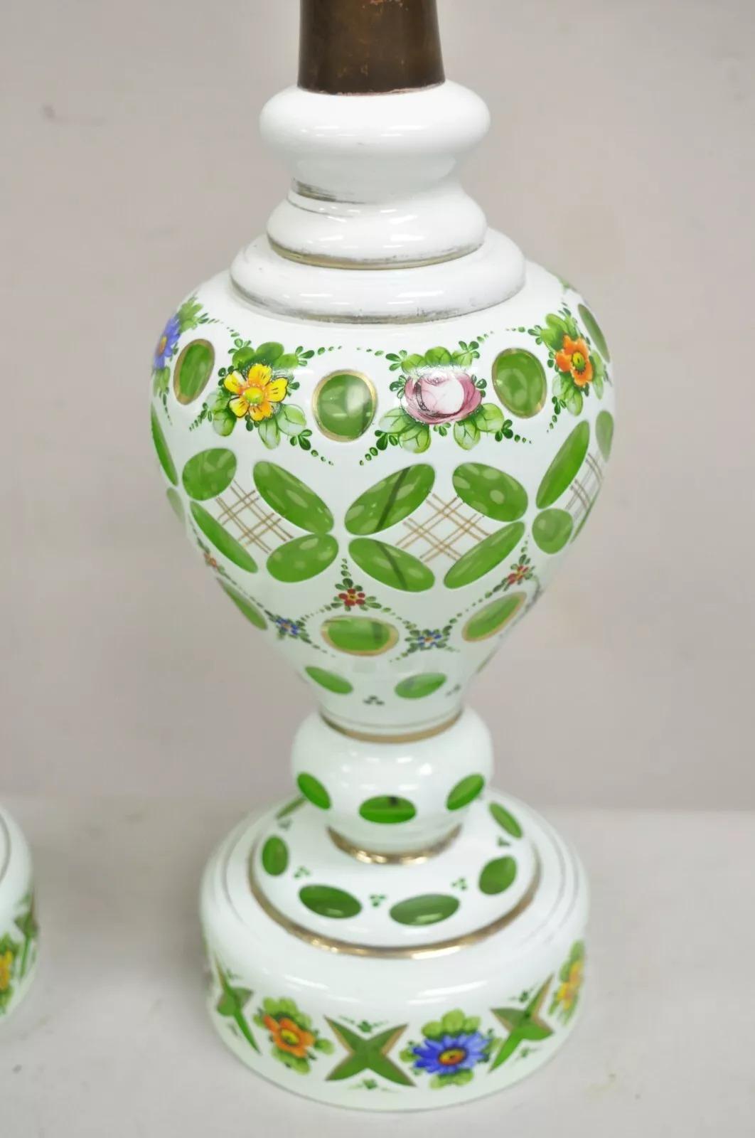 Paire de lampes de bureau tchèques anciennes en verre de Bohème peintes de fleurs vert émeraude Bon état - En vente à Philadelphia, PA