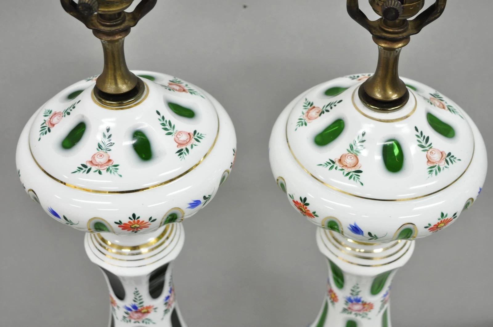 Paire de lampes de bureau tchèques anciennes en verre de Bohème peintes de fleurs vert émeraude Bon état - En vente à Philadelphia, PA
