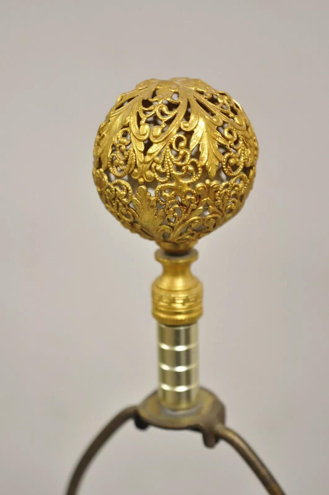 20ième siècle Paire de lampes de bureau tchèques anciennes en verre de Bohème peintes de fleurs vert émeraude en vente