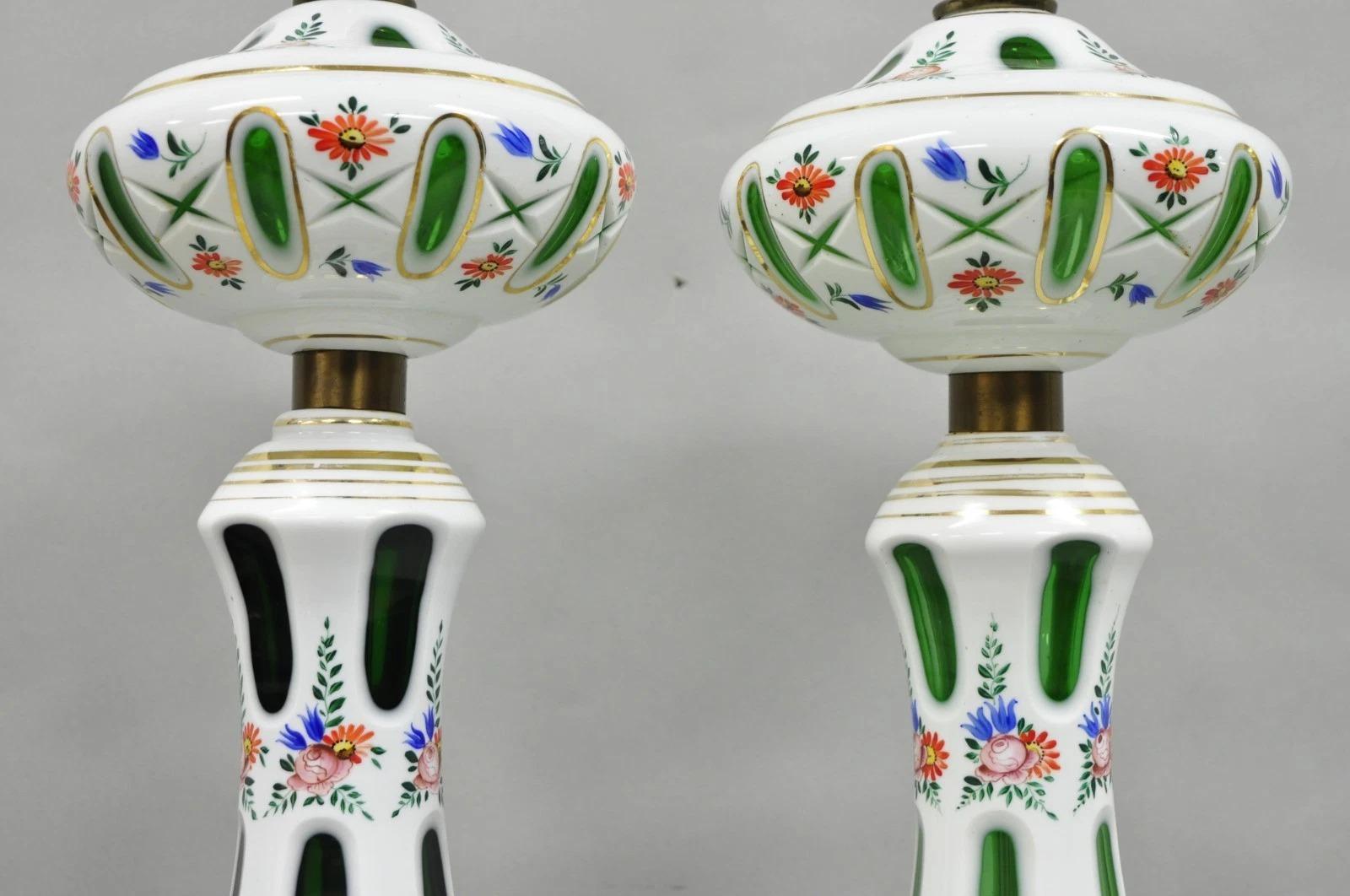 20ième siècle Paire de lampes de bureau tchèques anciennes en verre de Bohème peintes de fleurs vert émeraude en vente