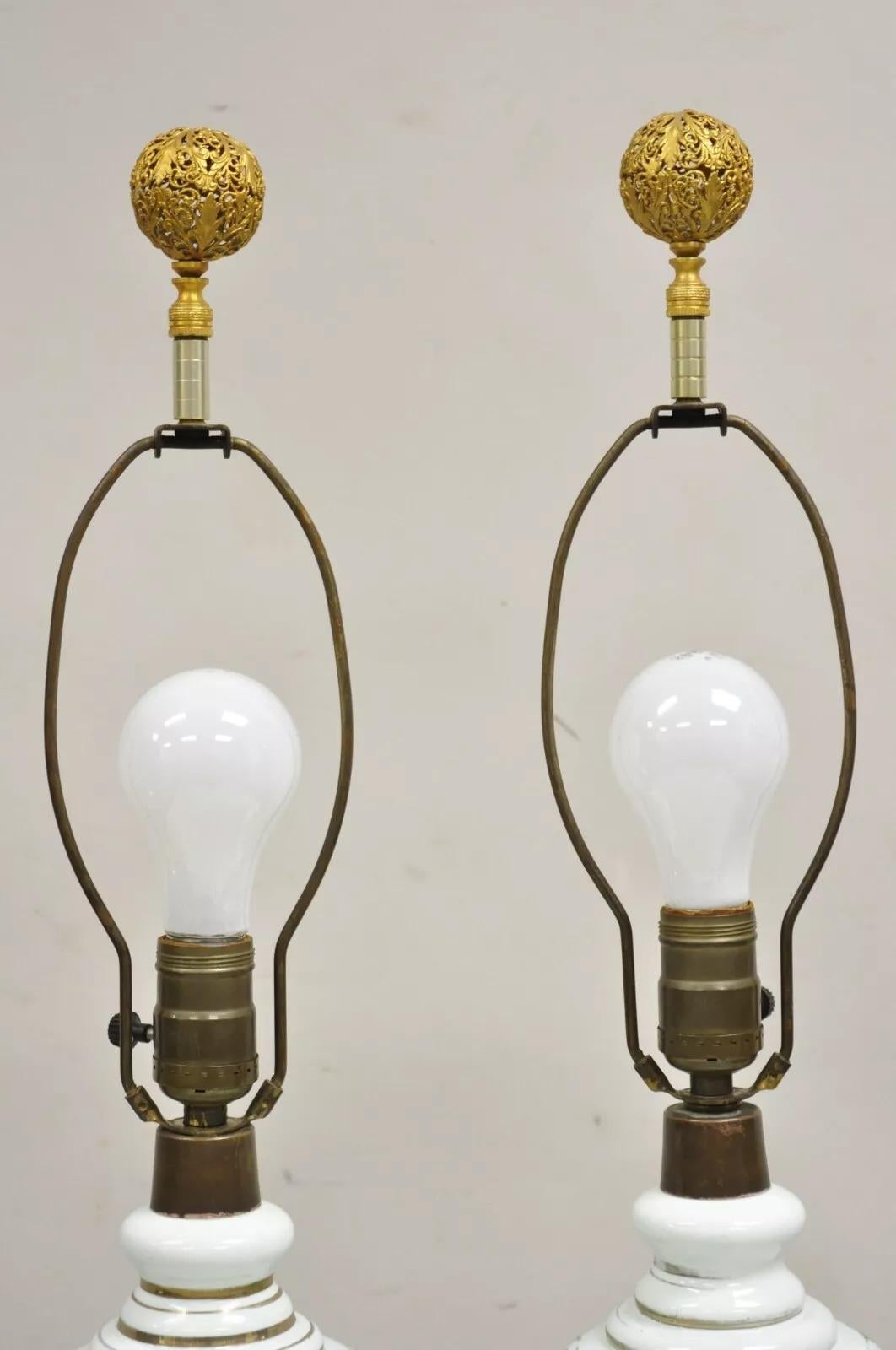 Verre Paire de lampes de bureau tchèques anciennes en verre de Bohème peintes de fleurs vert émeraude en vente