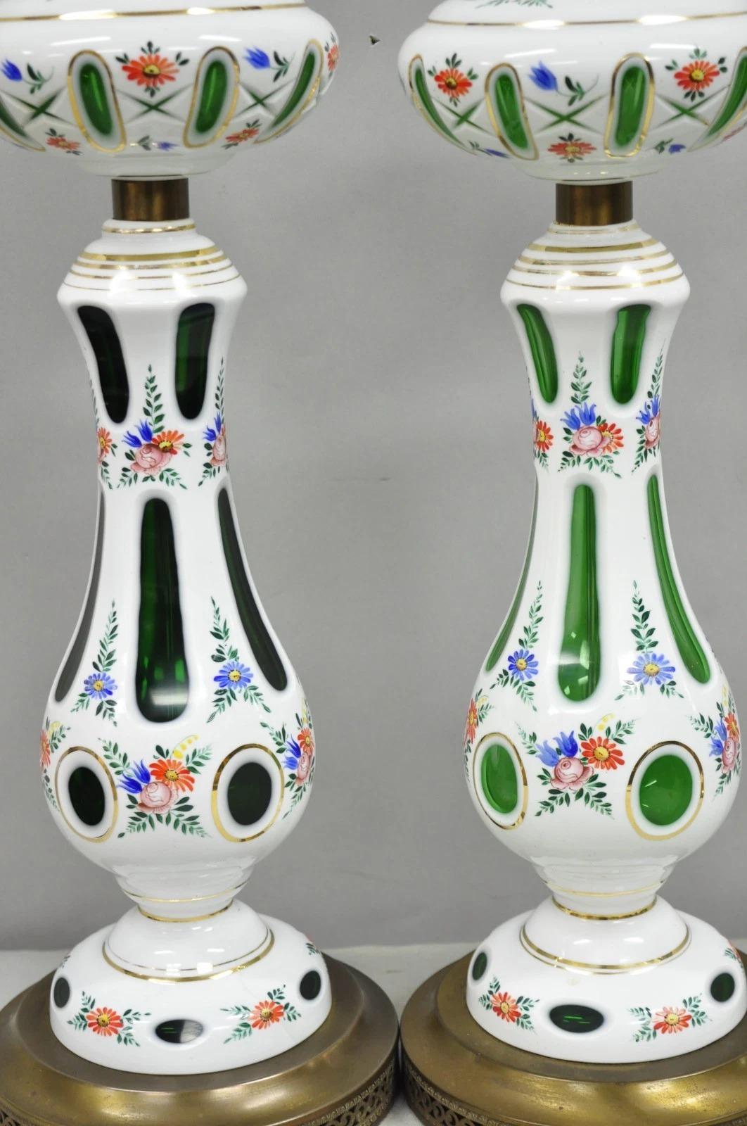 Verre Paire de lampes de bureau tchèques anciennes en verre de Bohème peintes de fleurs vert émeraude en vente