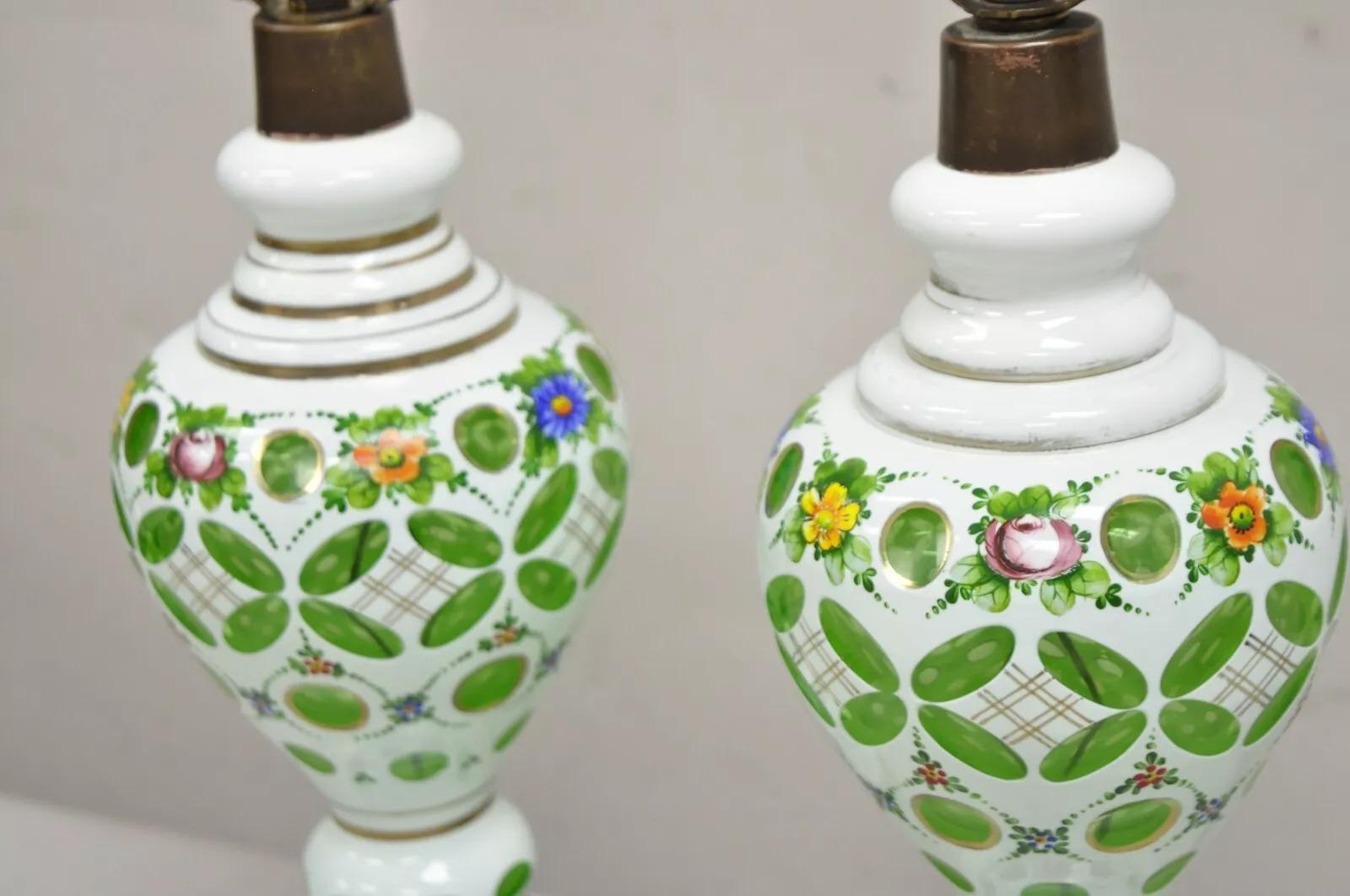 Paire de lampes de bureau tchèques anciennes en verre de Bohème peintes de fleurs vert émeraude en vente 1