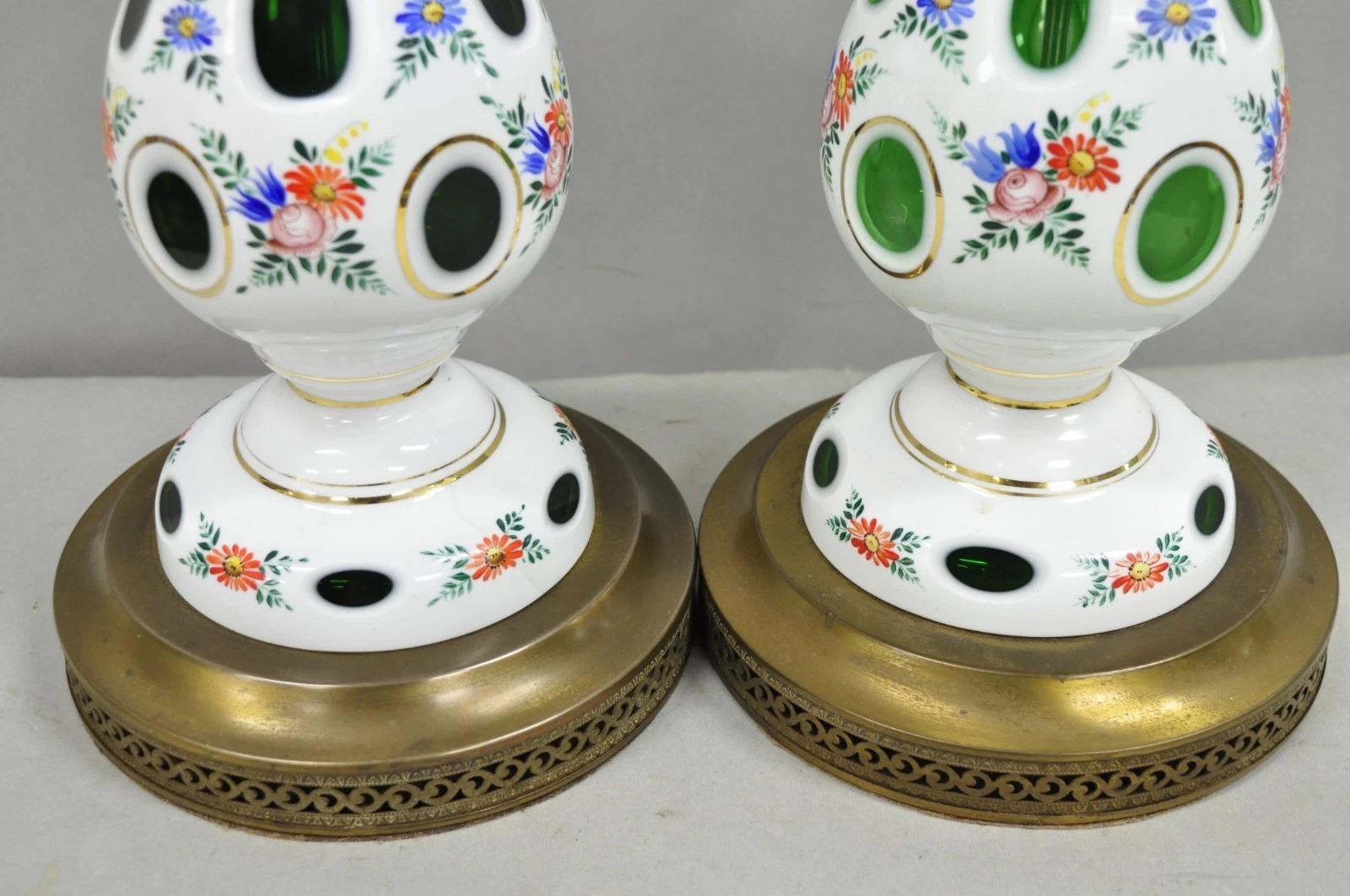 Paire de lampes de bureau tchèques anciennes en verre de Bohème peintes de fleurs vert émeraude en vente 1