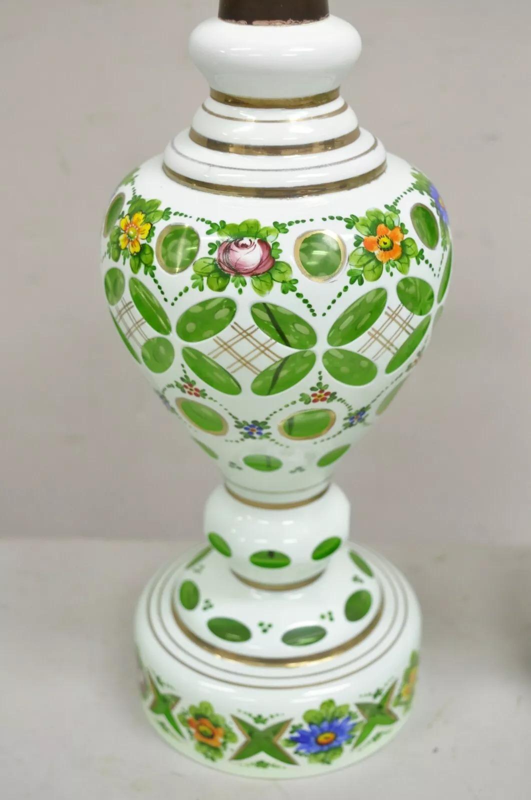 Paire de lampes de bureau tchèques anciennes en verre de Bohème peintes de fleurs vert émeraude en vente 2