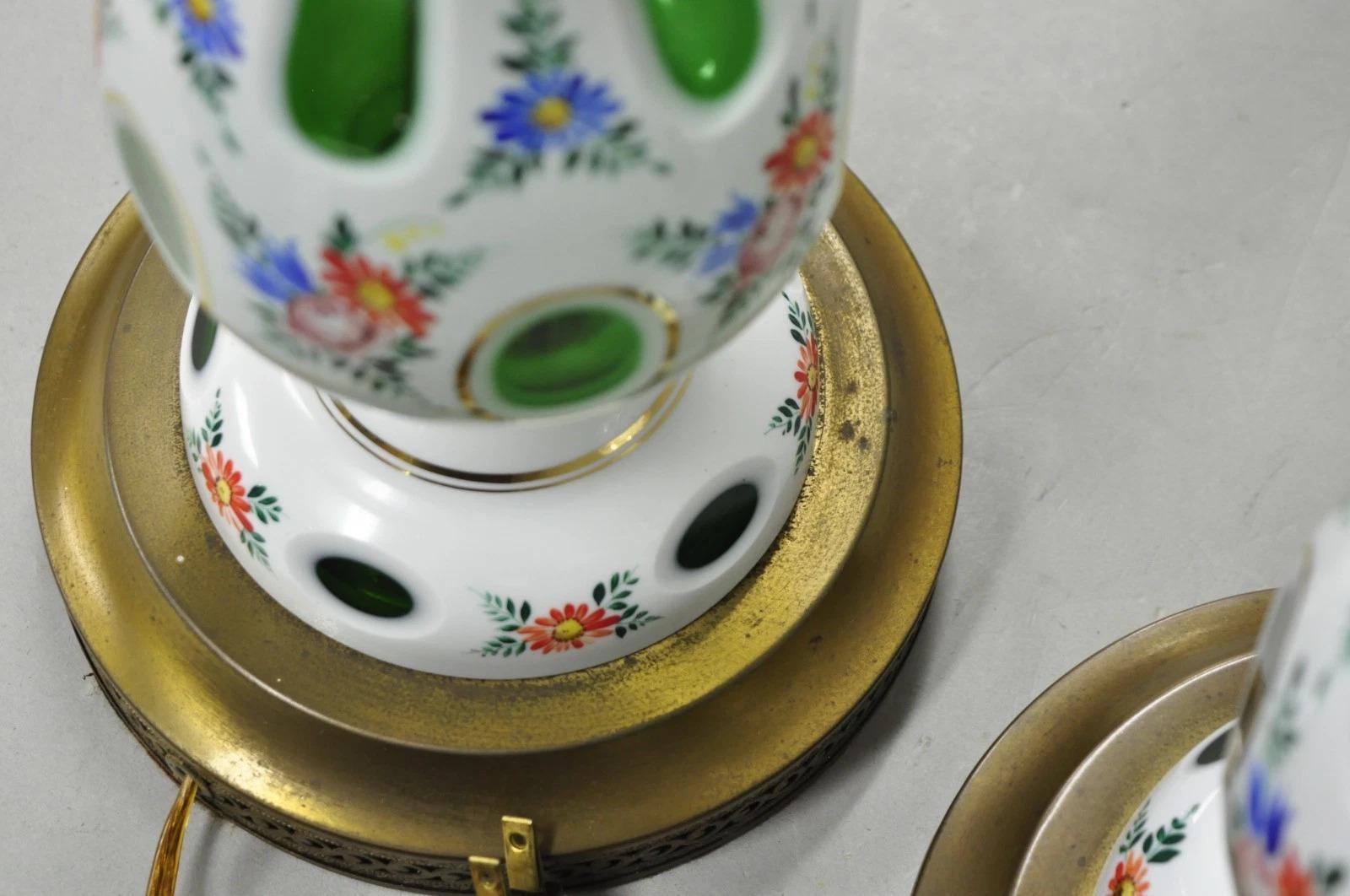 Paire de lampes de bureau tchèques anciennes en verre de Bohème peintes de fleurs vert émeraude en vente 2