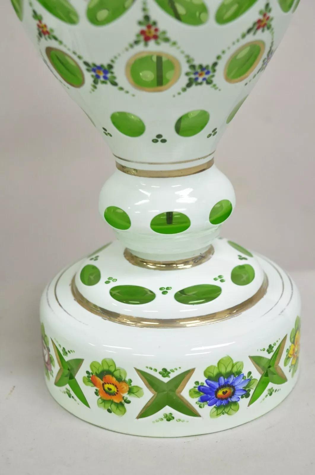 Paire de lampes de bureau tchèques anciennes en verre de Bohème peintes de fleurs vert émeraude en vente 3