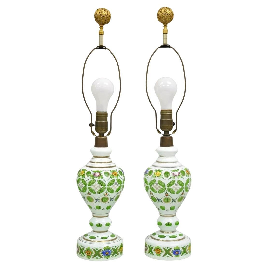 Antiche lampade da tavolo ceche in vetro di Boemia dipinte con fiori verde smeraldo - una coppia