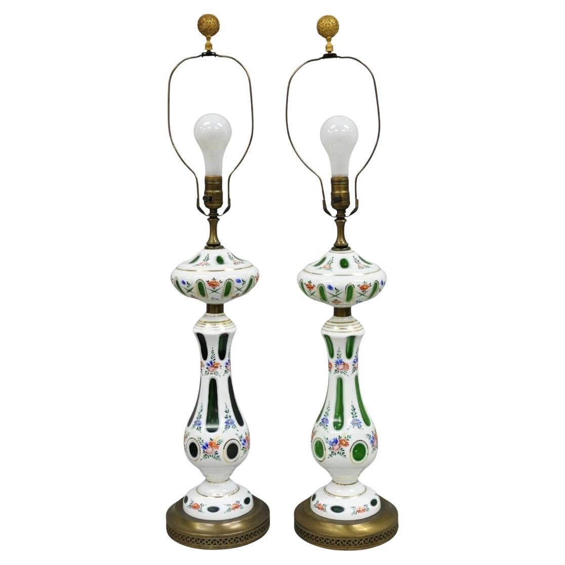 Paire de lampes de bureau tchèques anciennes en verre de Bohème peintes de fleurs vert émeraude en vente