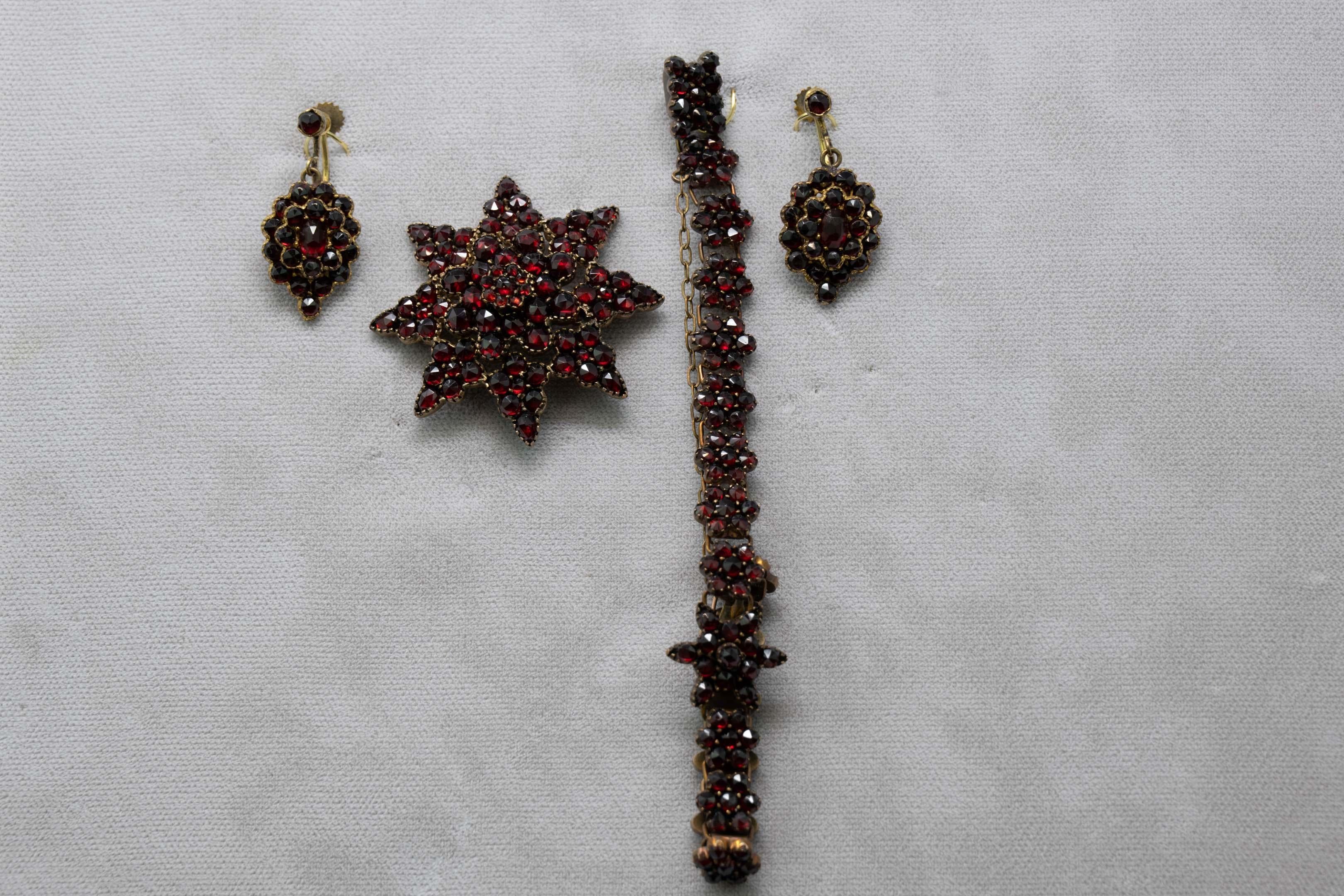 Ensemble ancien en grenat pyrope rouge sang de pigeon tchèque Bon état - En vente à Montreal, QC