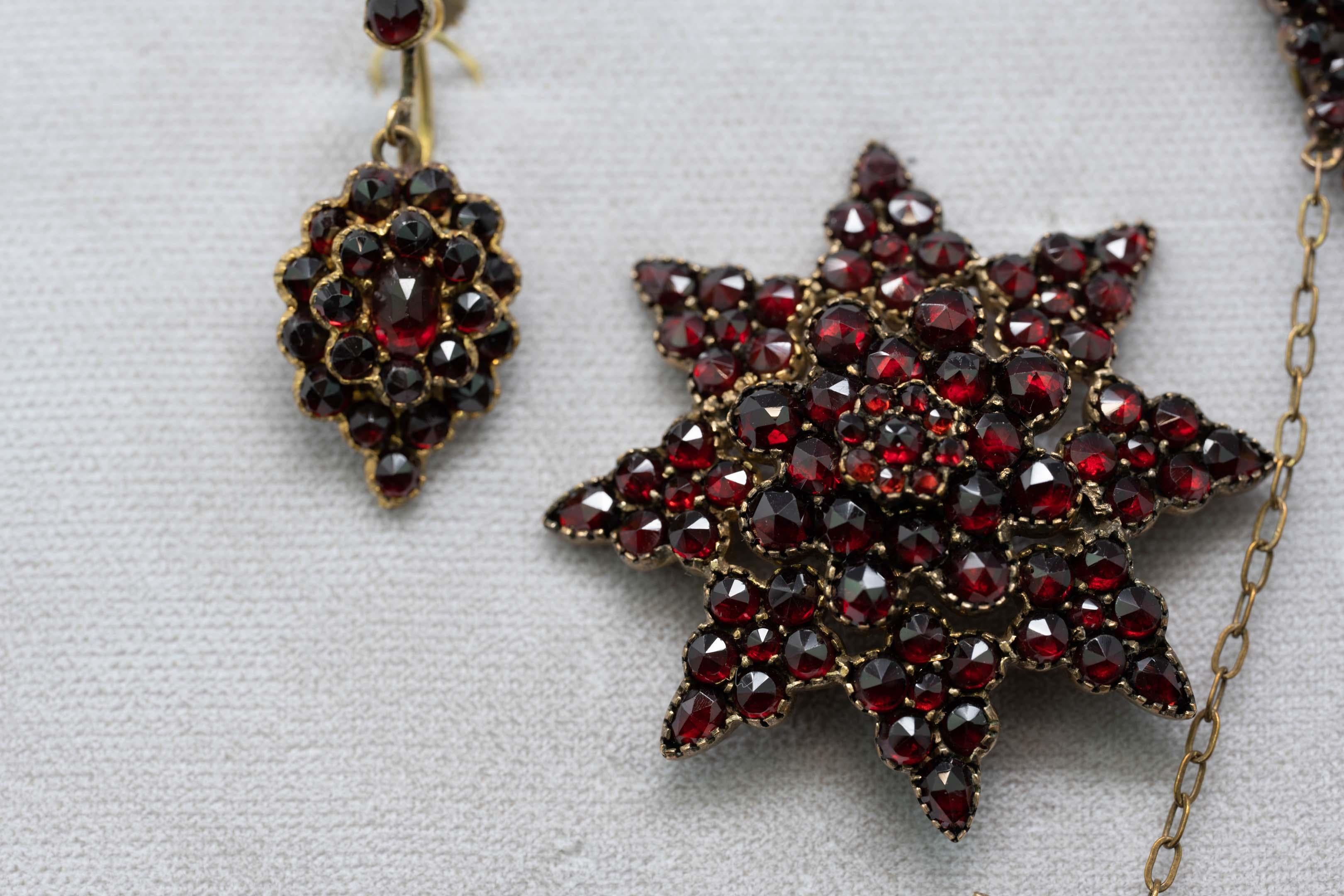Antique Czech Pigeon Blood Red Pyrope Garnet Set In Good Condition For Sale In Montreal, QC