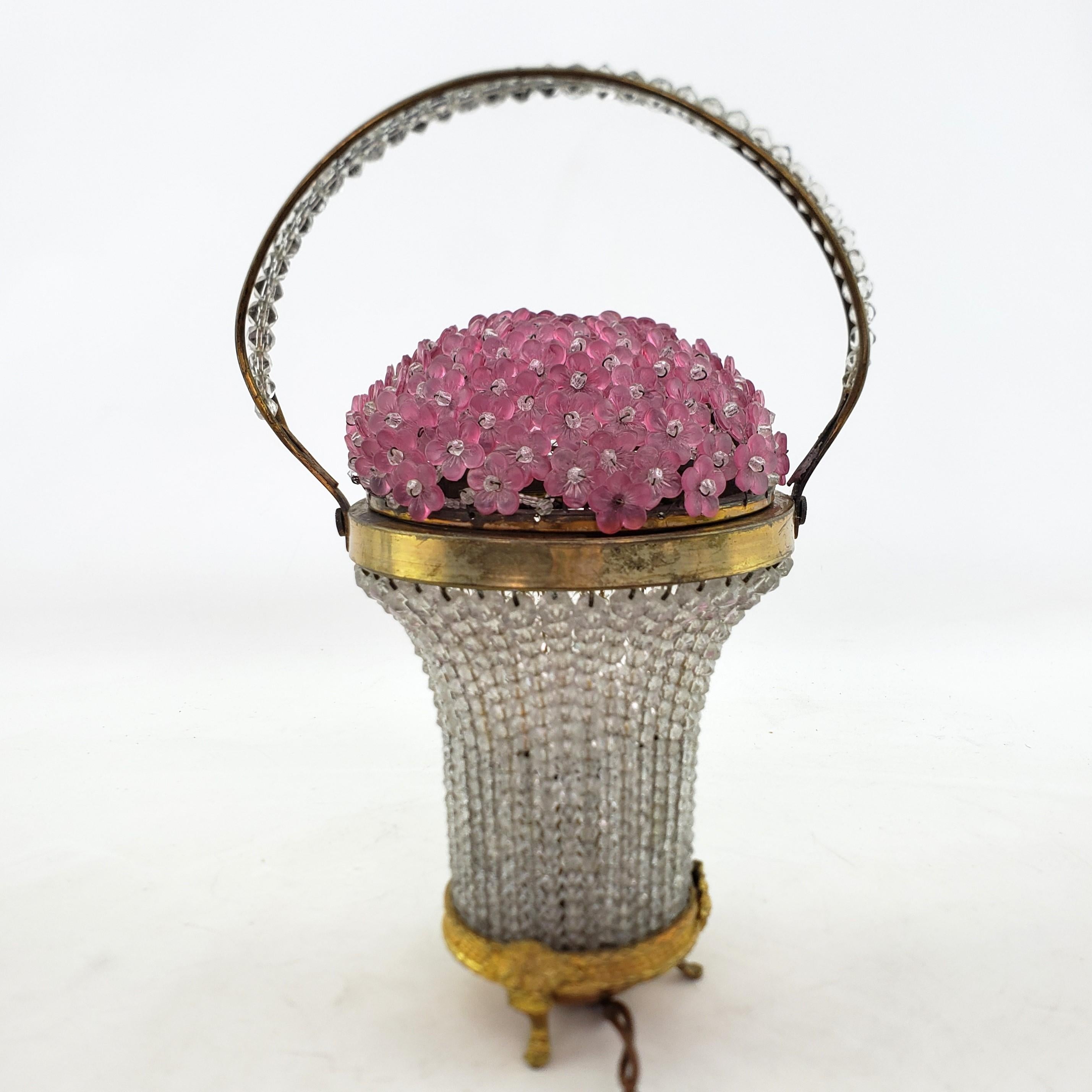 Ancienne lampe d'appoint en verre de la République tchèque avec panier de fleurs roses en vente 2