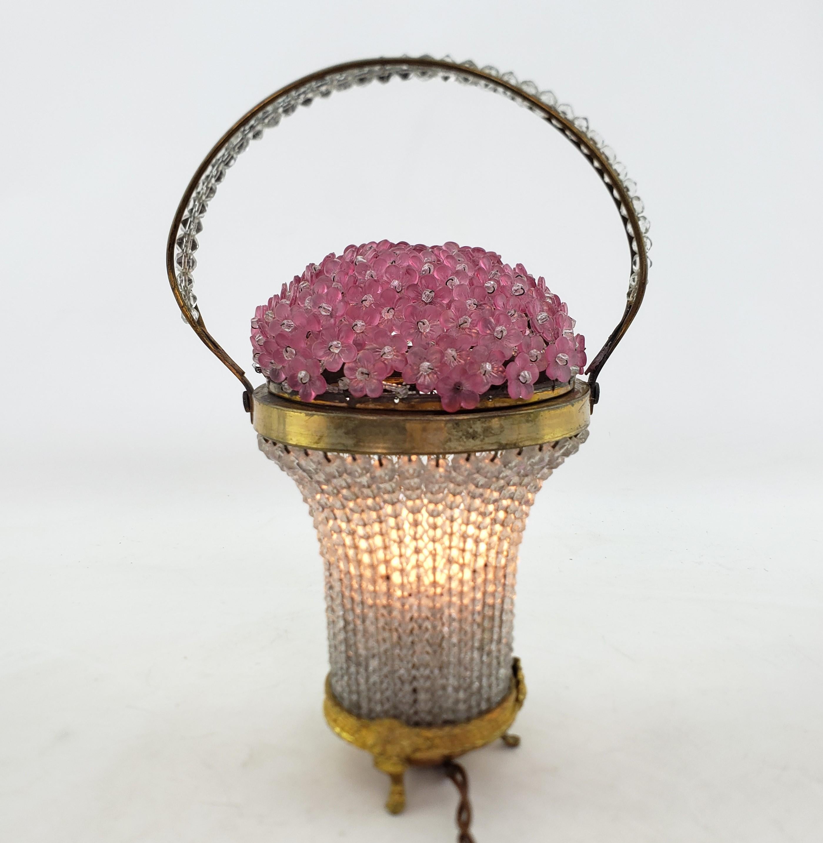 Ancienne lampe d'appoint en verre de la République tchèque avec panier de fleurs roses en vente 3