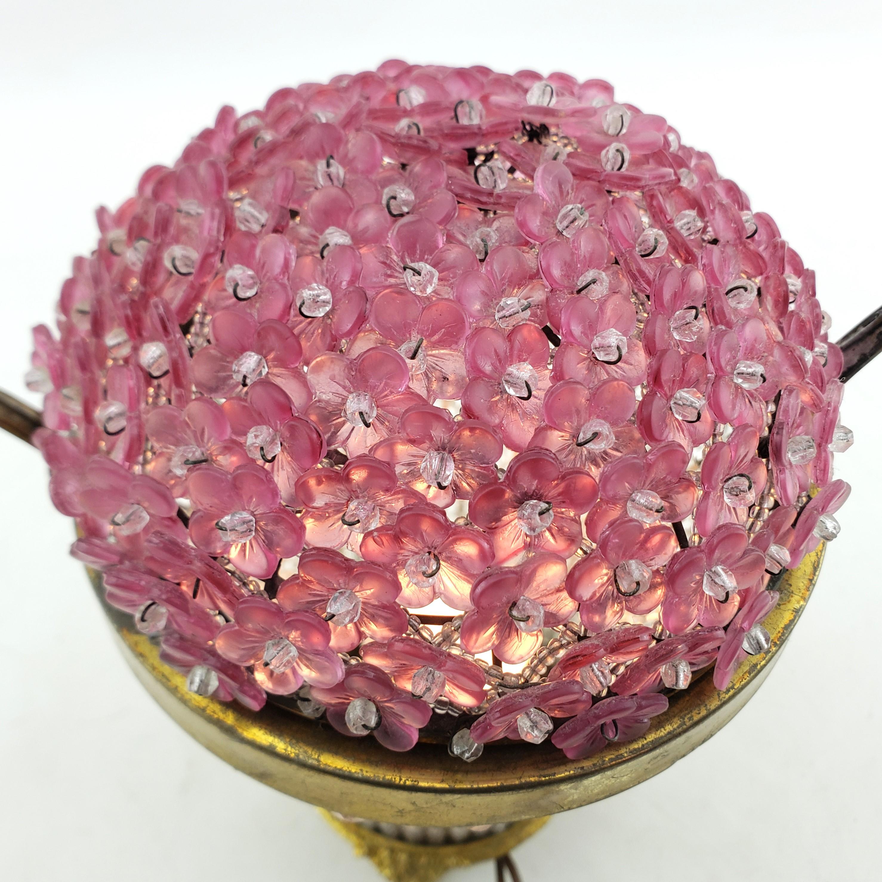 Ancienne lampe d'appoint en verre de la République tchèque avec panier de fleurs roses en vente 4