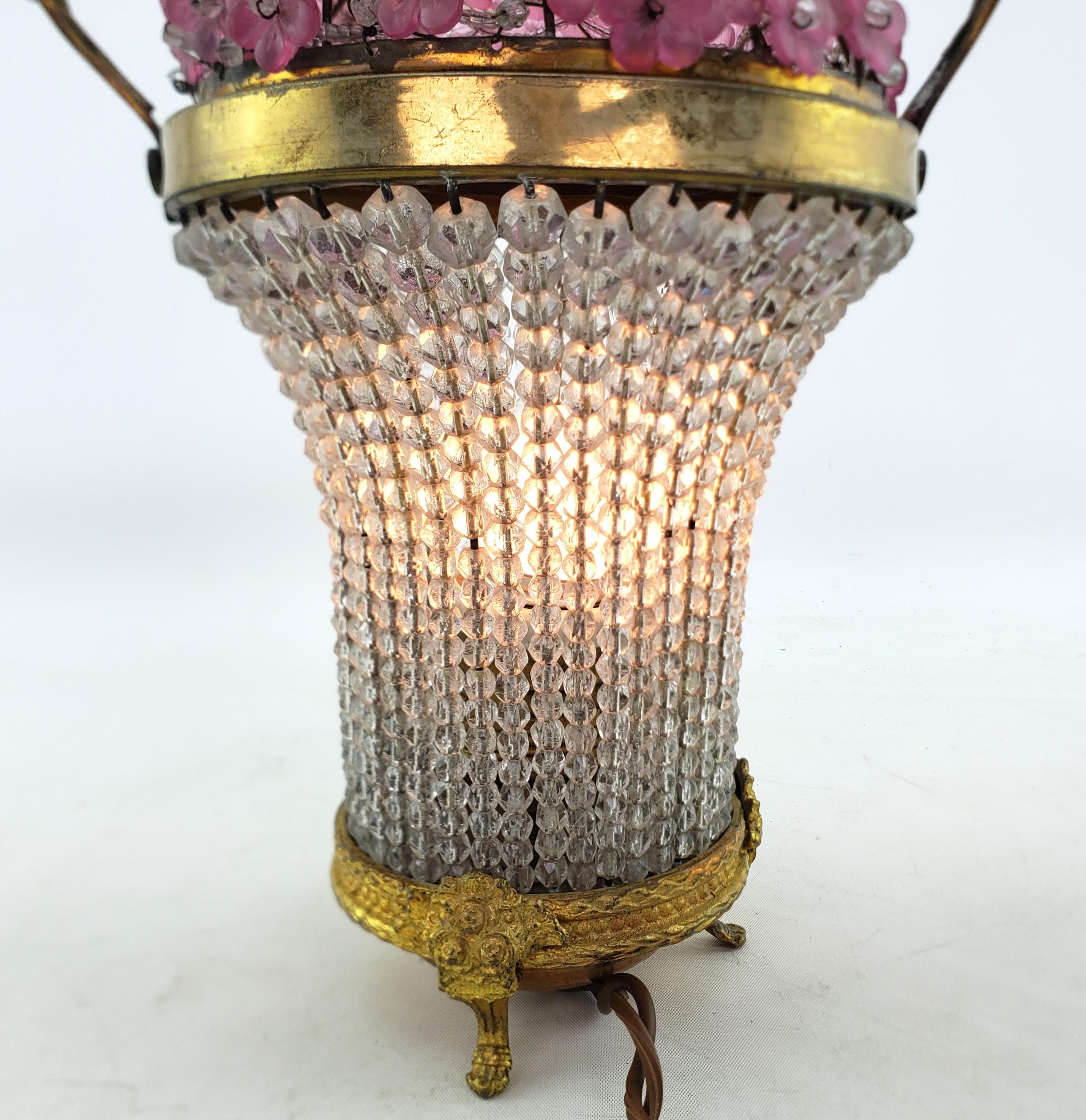 Ancienne lampe d'appoint en verre de la République tchèque avec panier de fleurs roses en vente 6