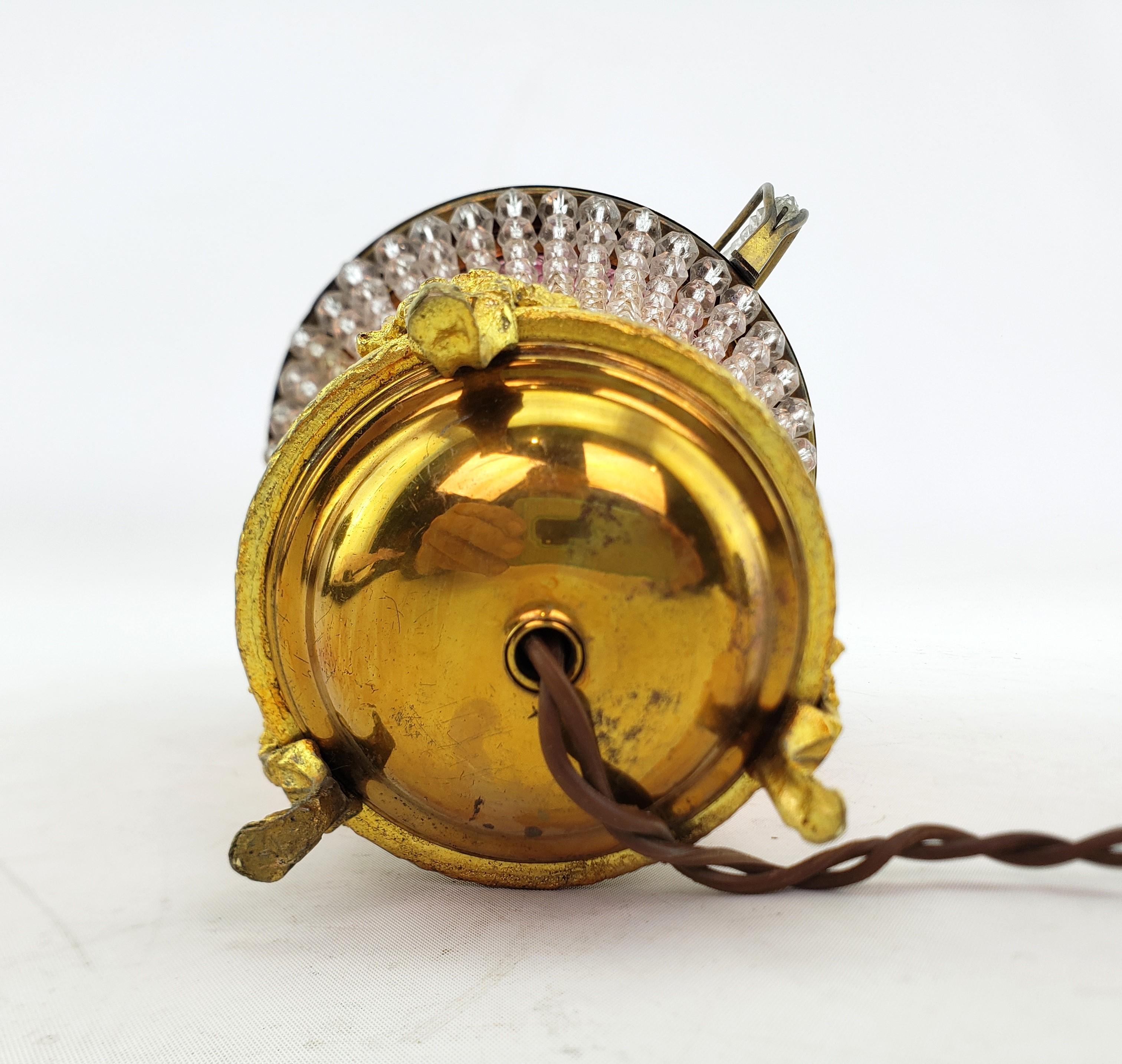 Ancienne lampe d'appoint en verre de la République tchèque avec panier de fleurs roses en vente 8