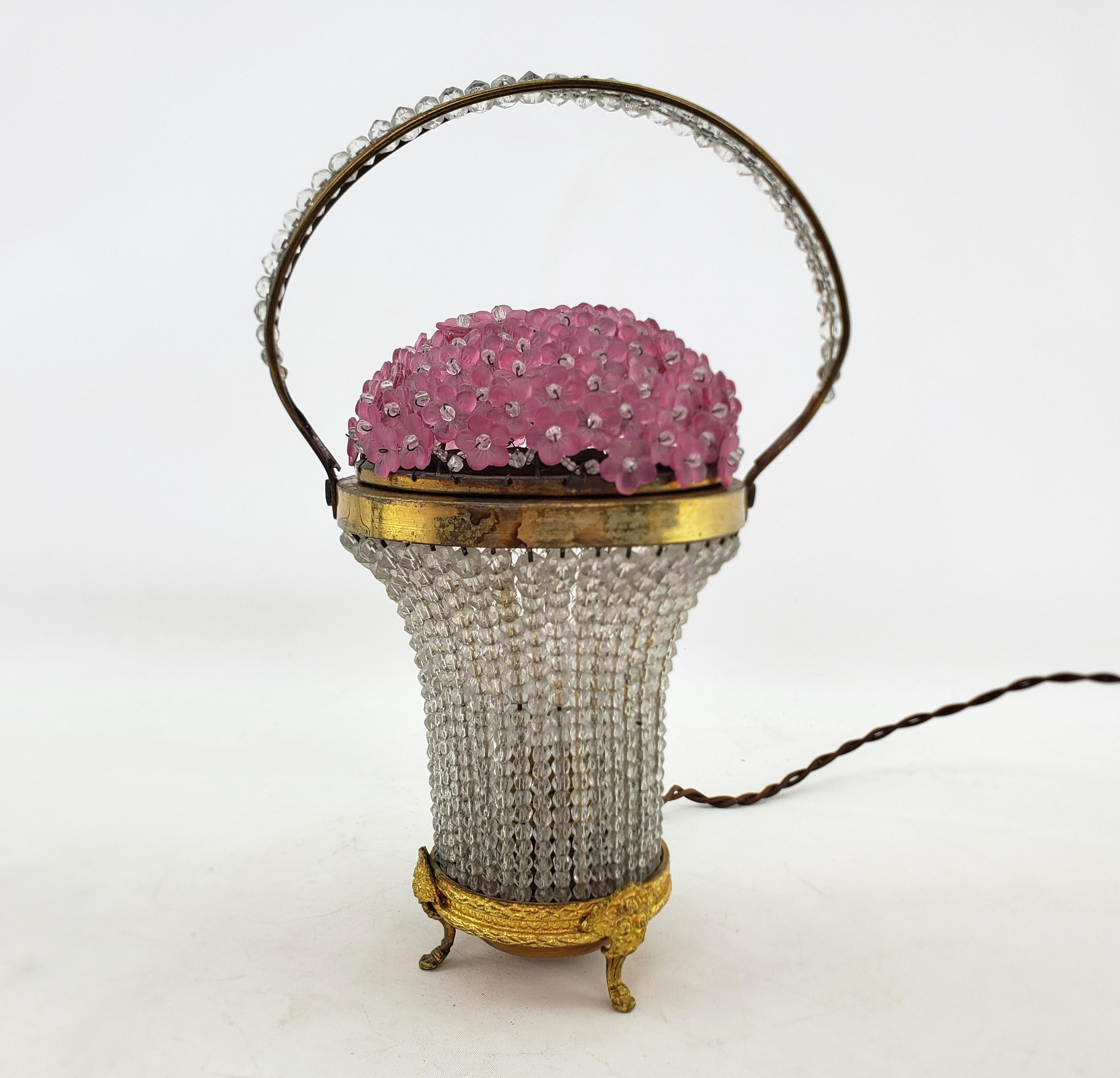 Art déco Ancienne lampe d'appoint en verre de la République tchèque avec panier de fleurs roses en vente