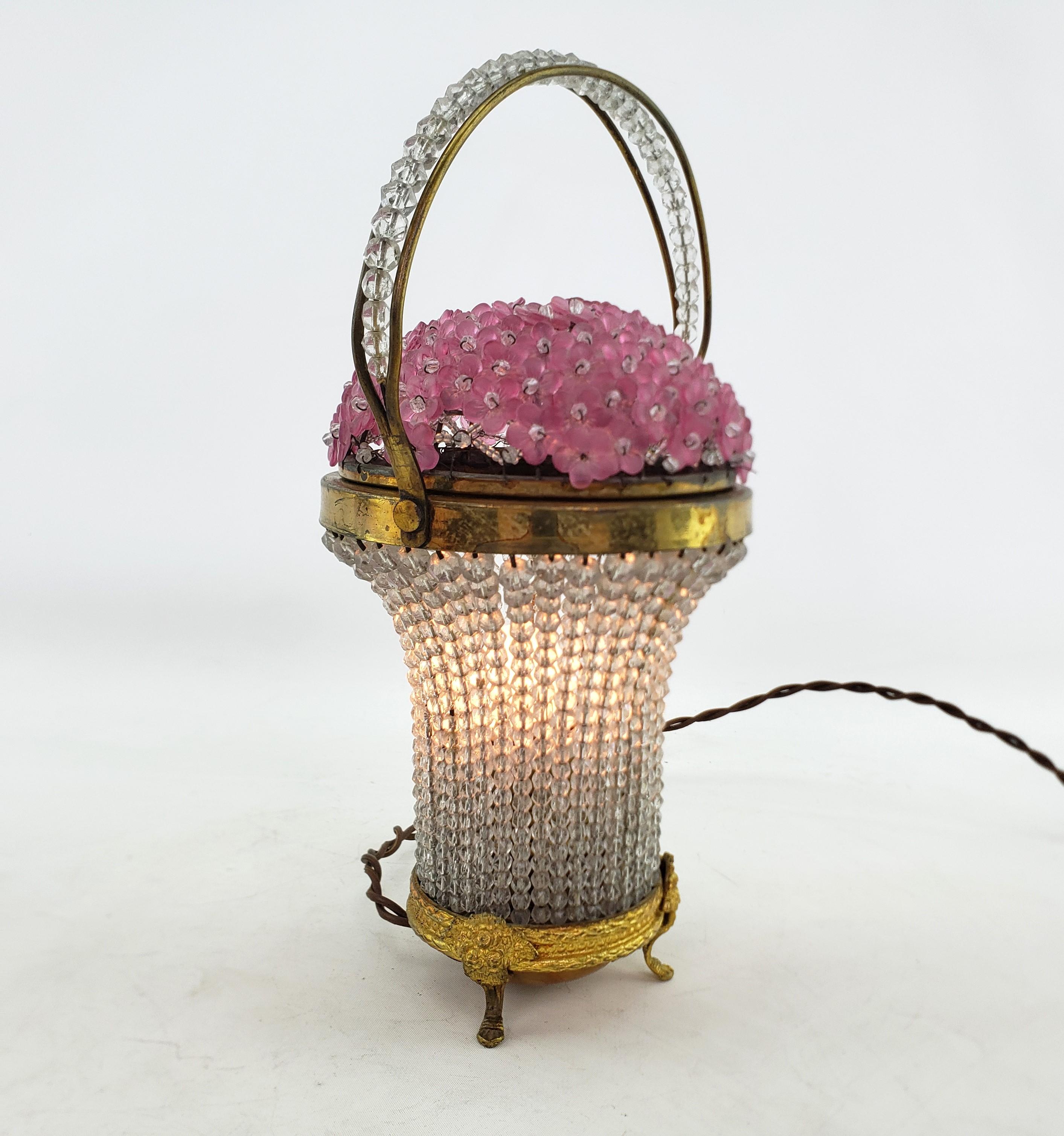 Fait main Ancienne lampe d'appoint en verre de la République tchèque avec panier de fleurs roses en vente