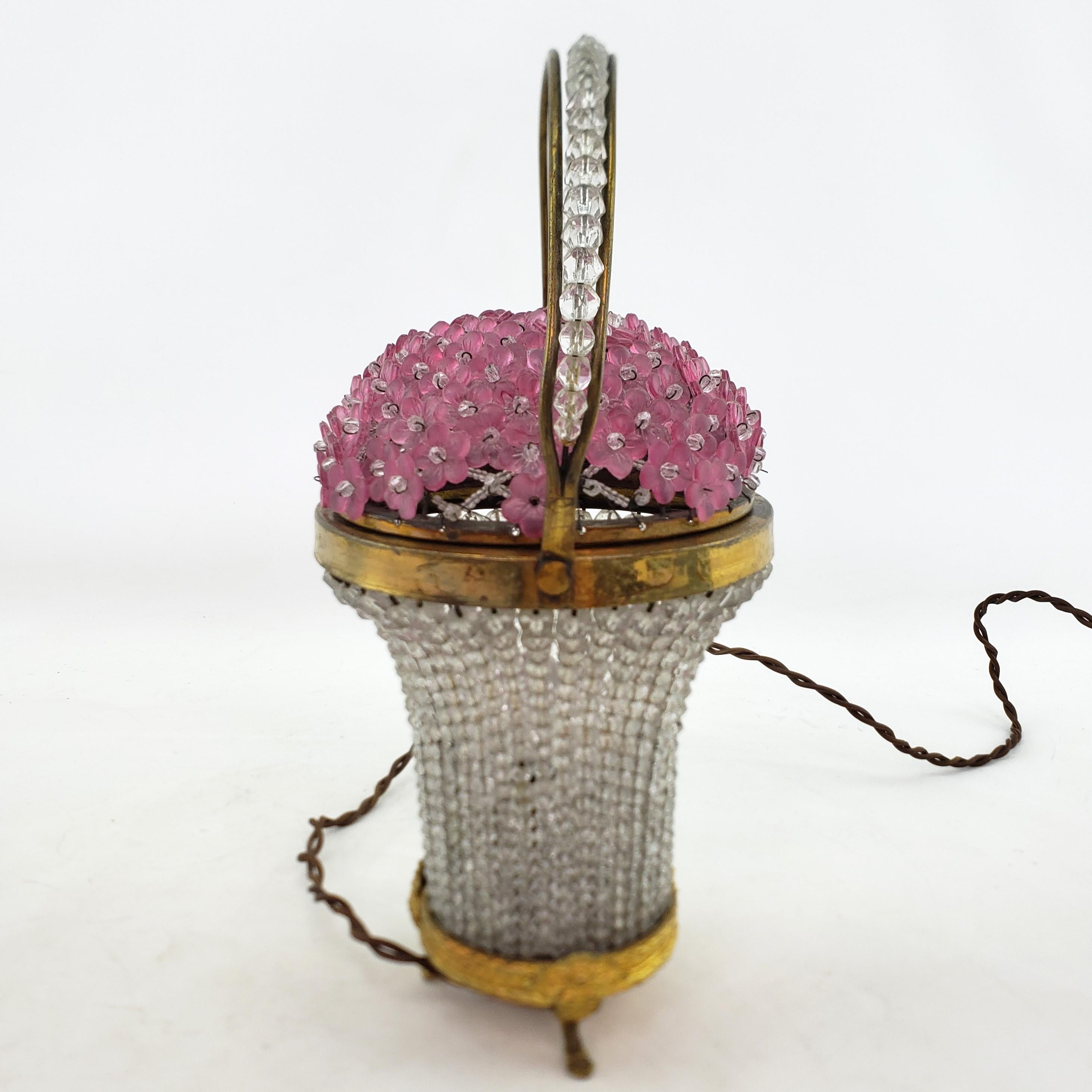Ancienne lampe d'appoint en verre de la République tchèque avec panier de fleurs roses Bon état - En vente à Hamilton, Ontario