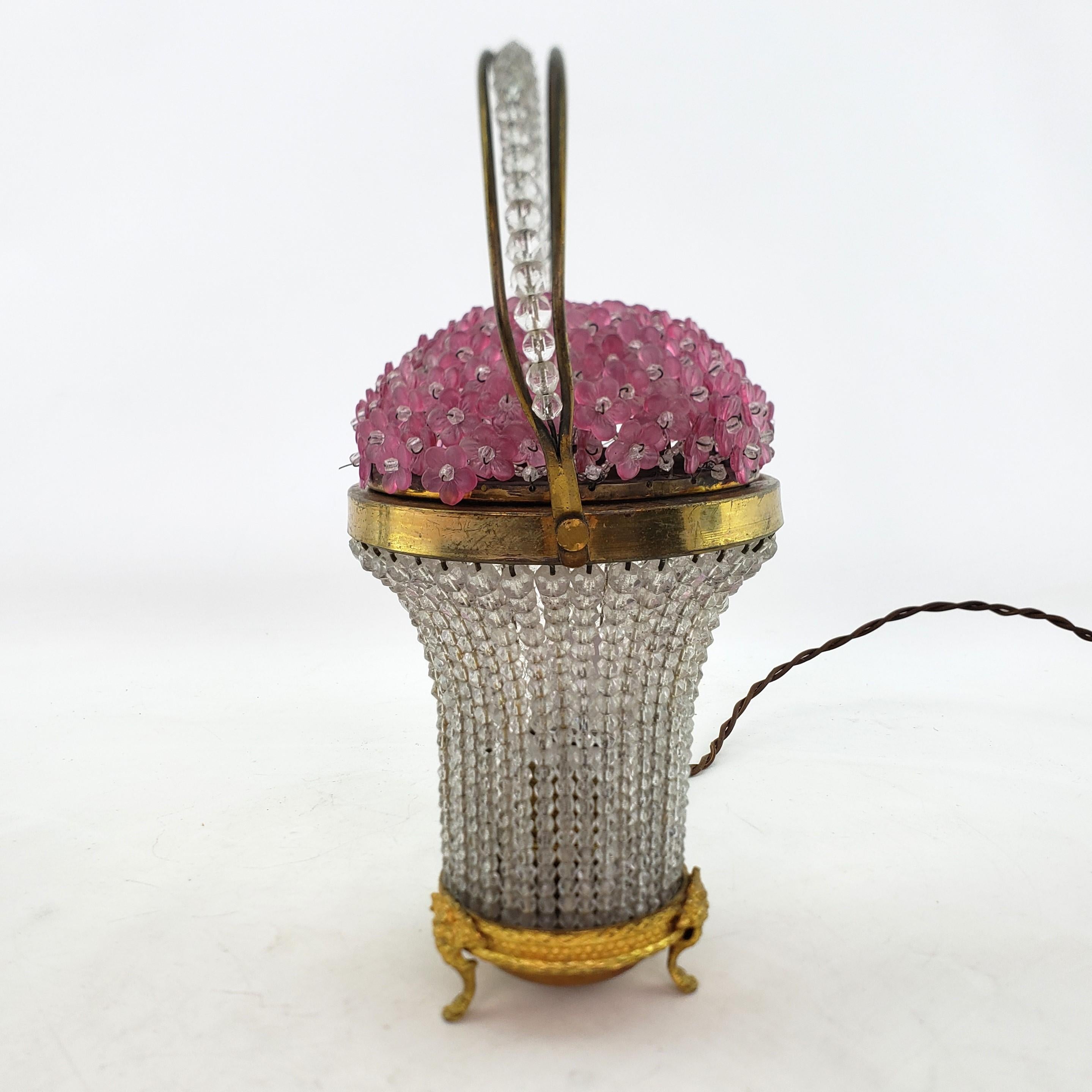 Métal Ancienne lampe d'appoint en verre de la République tchèque avec panier de fleurs roses en vente