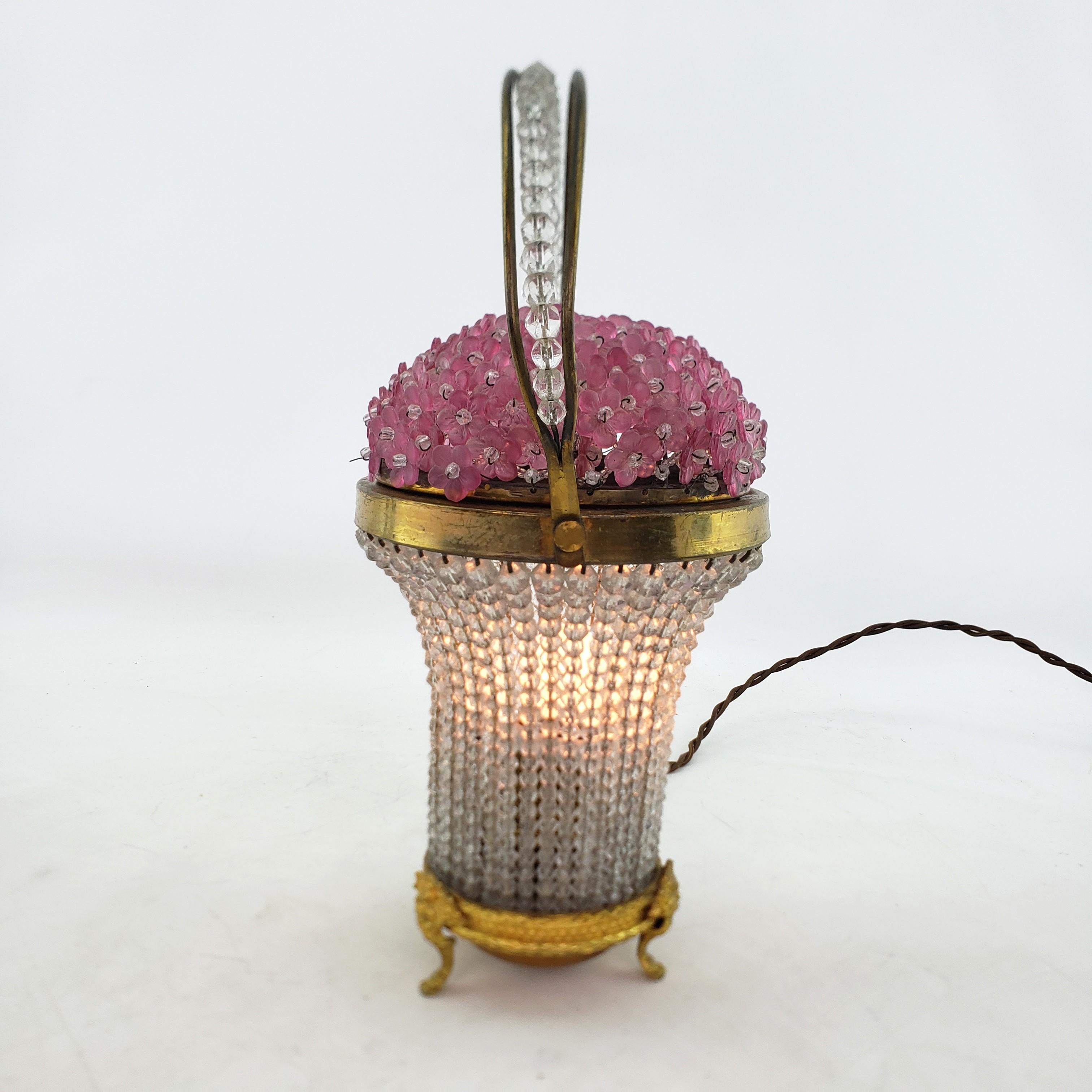 Ancienne lampe d'appoint en verre de la République tchèque avec panier de fleurs roses en vente 1