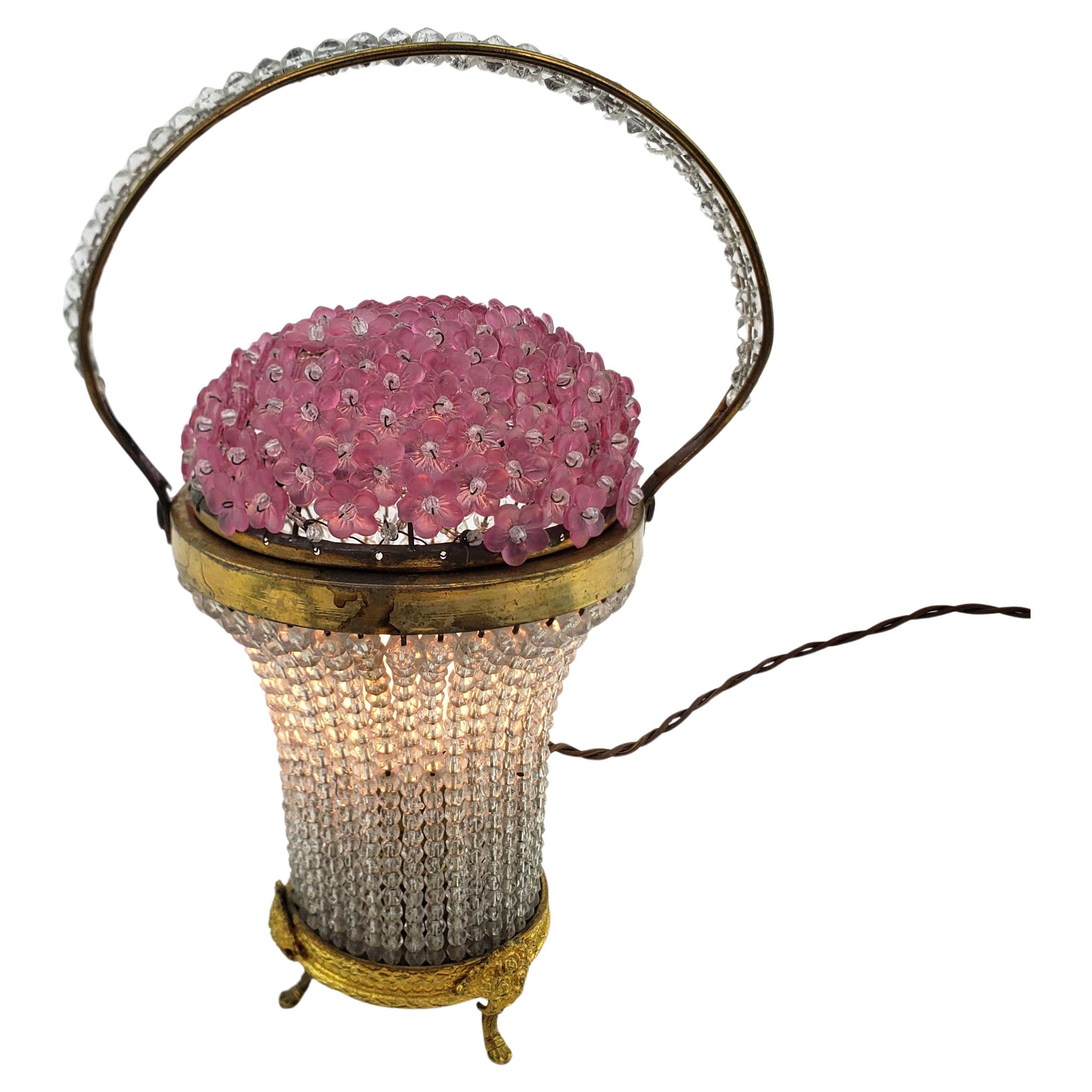 Ancienne lampe d'appoint en verre de la République tchèque avec panier de fleurs roses en vente