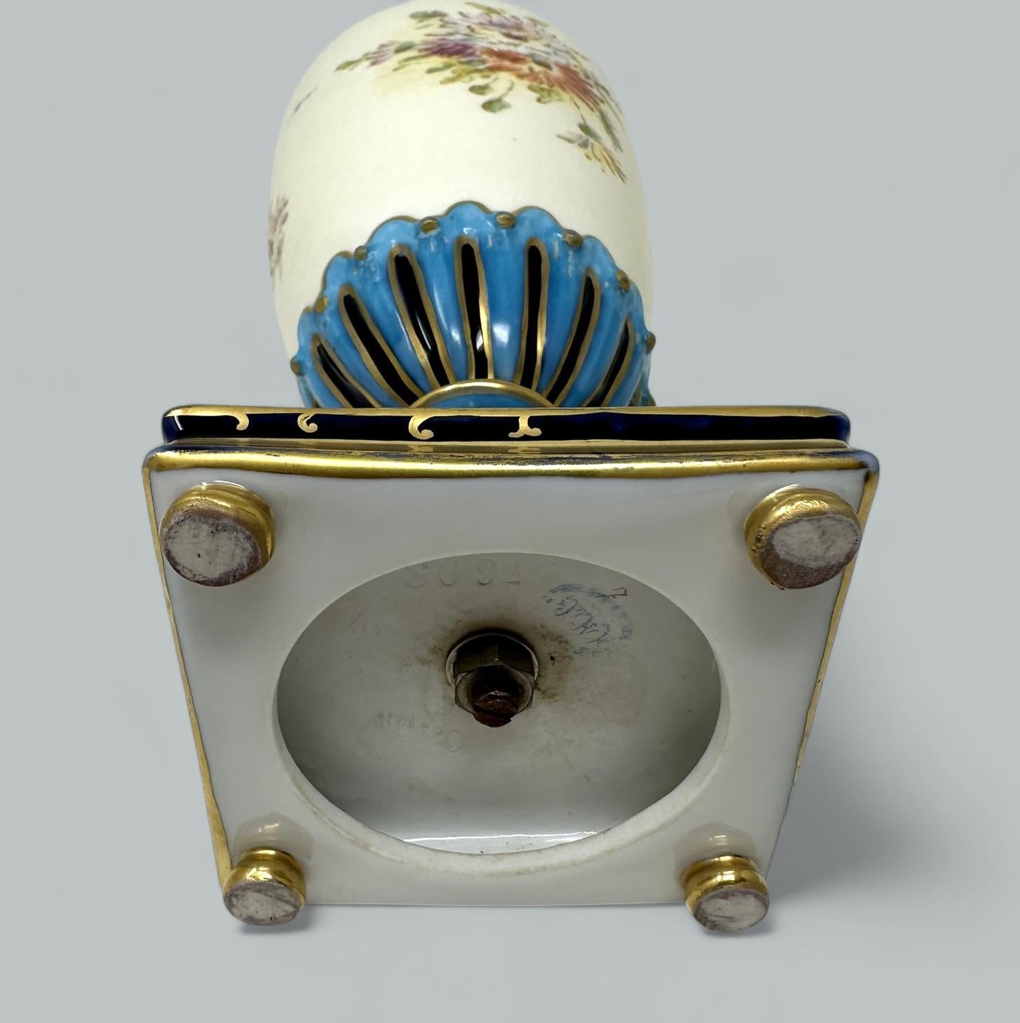 Ancien vase tchécoslovaque peint à la main et doré, centre de table aiguière 1920 en vente 3