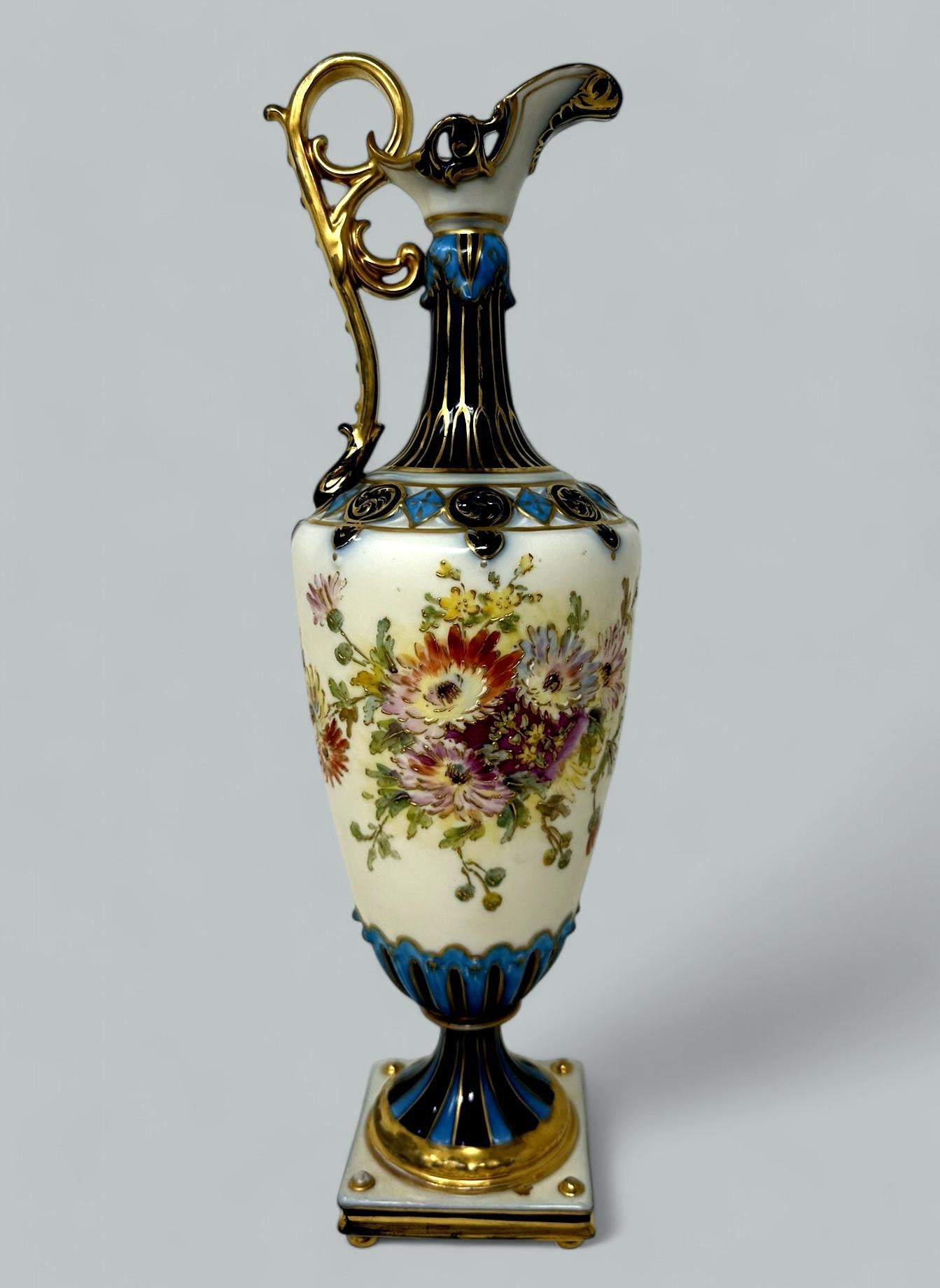 Édouardien Ancien vase tchécoslovaque peint à la main et doré, centre de table aiguière 1920 en vente