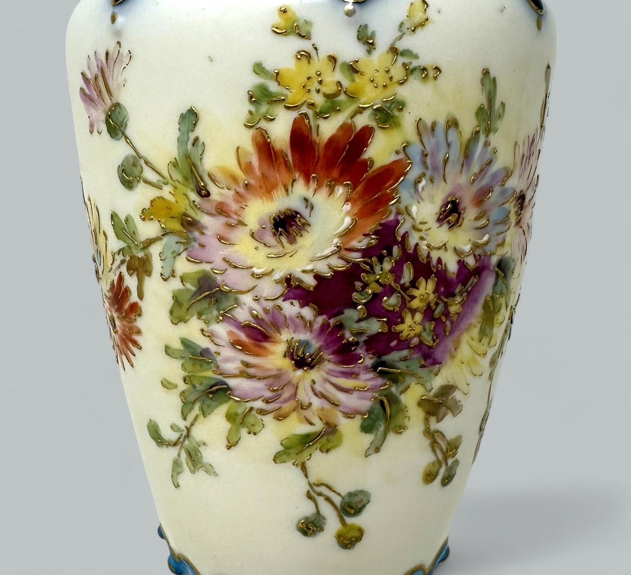 20ième siècle Ancien vase tchécoslovaque peint à la main et doré, centre de table aiguière 1920 en vente