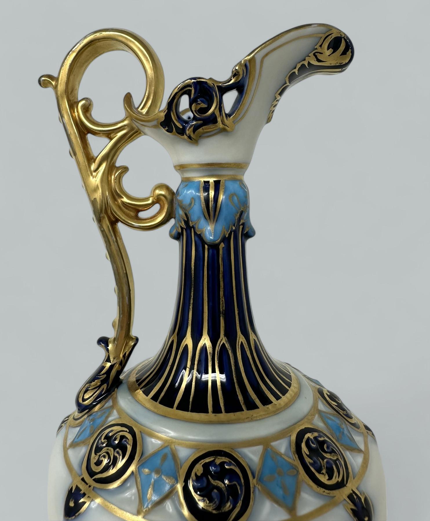 Porcelaine Ancien vase tchécoslovaque peint à la main et doré, centre de table aiguière 1920 en vente