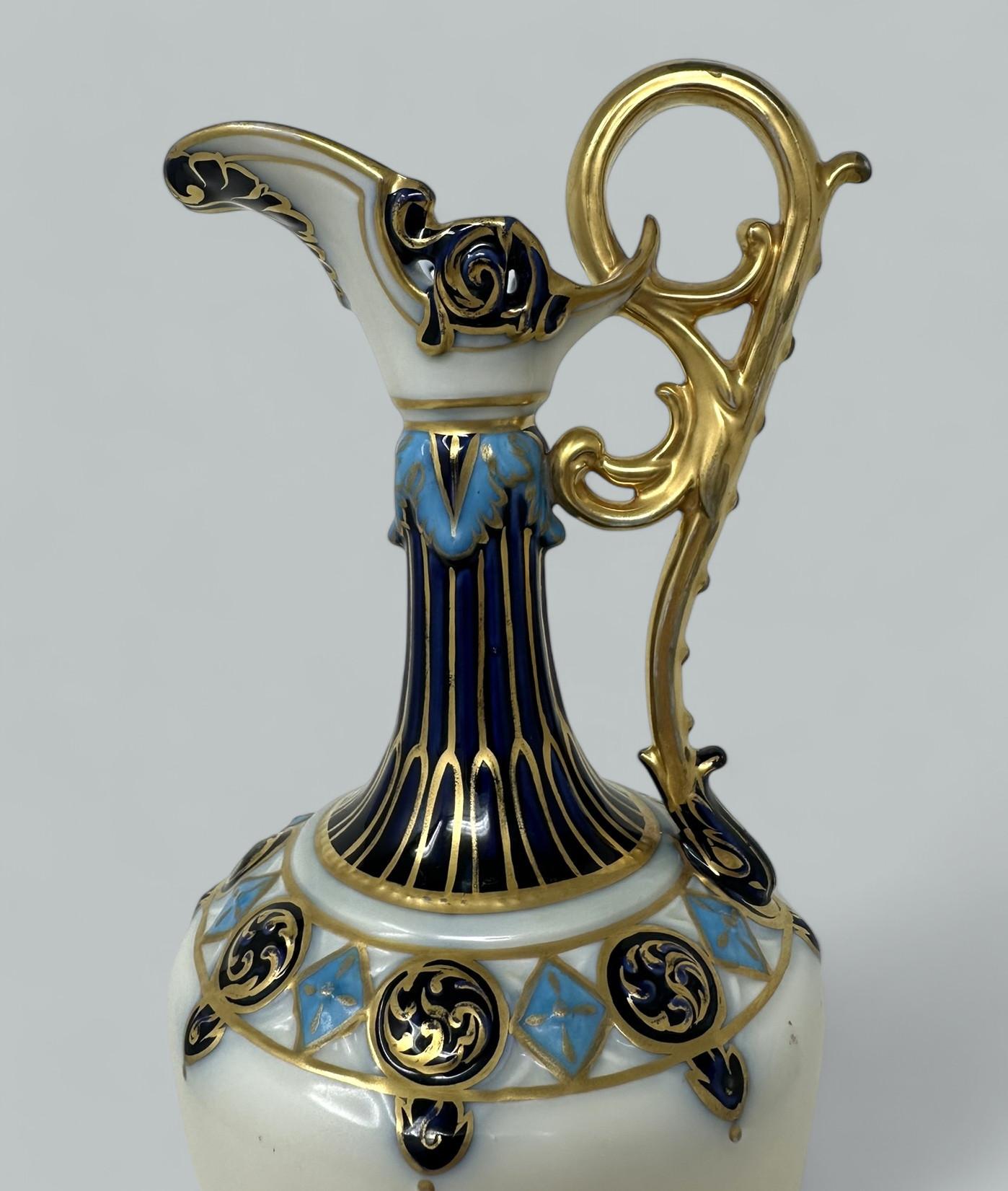 Ancien vase tchécoslovaque peint à la main et doré, centre de table aiguière 1920 en vente 2
