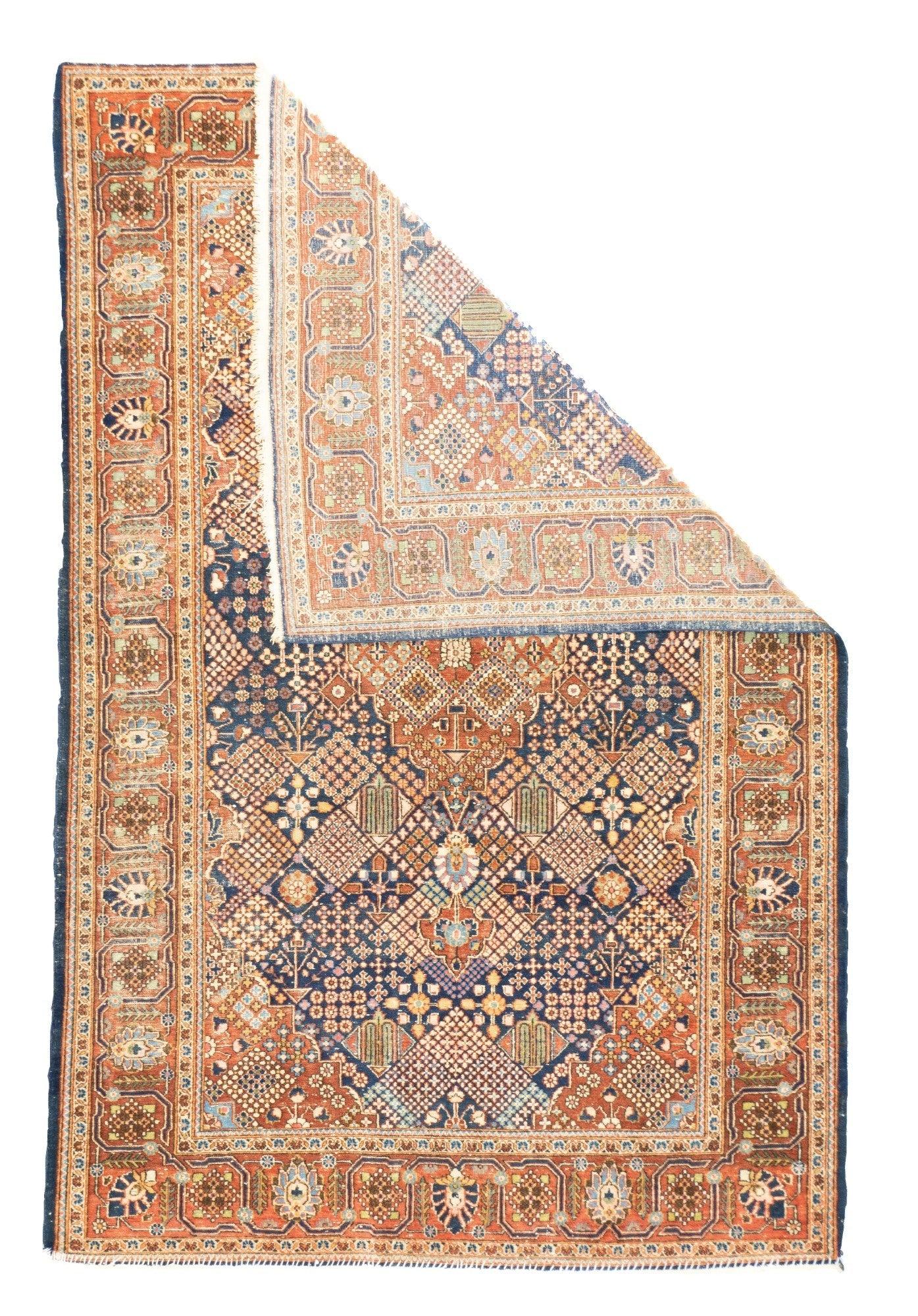 Tapis ancien Dabir Kashan 4'2'' x 6'5''. Cette dispersion tout à fait caractéristique des Baharlu (soustribu Khamseh) présente un ensemble de quatre par cinq botehs angulaires à grande rangée inversée sur un fond écru, avec de petits animaux en