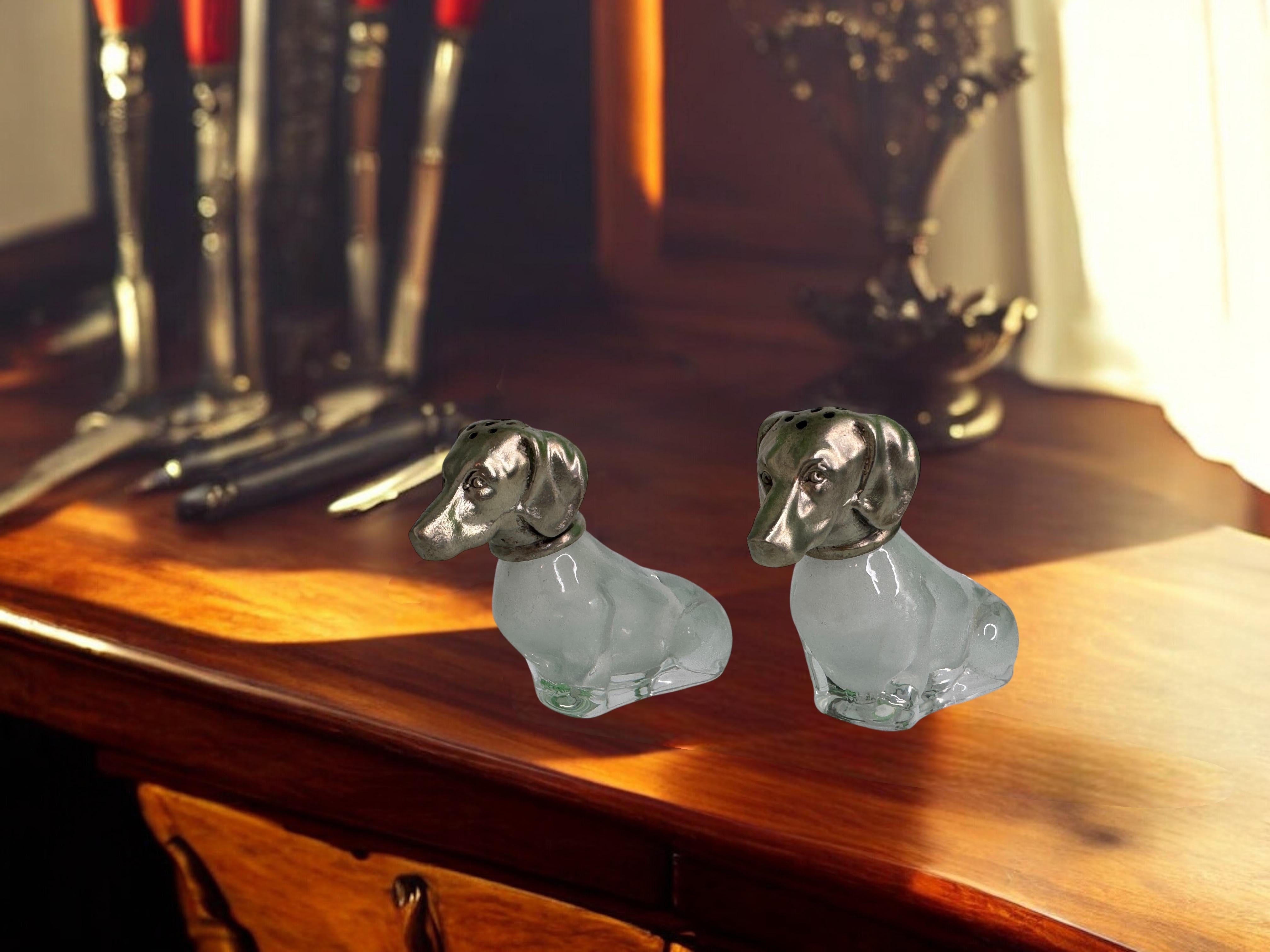 Anciennes salières et poivrières en forme de teckel avec têtes en argent .800, Allemagne 1900 en vente 4