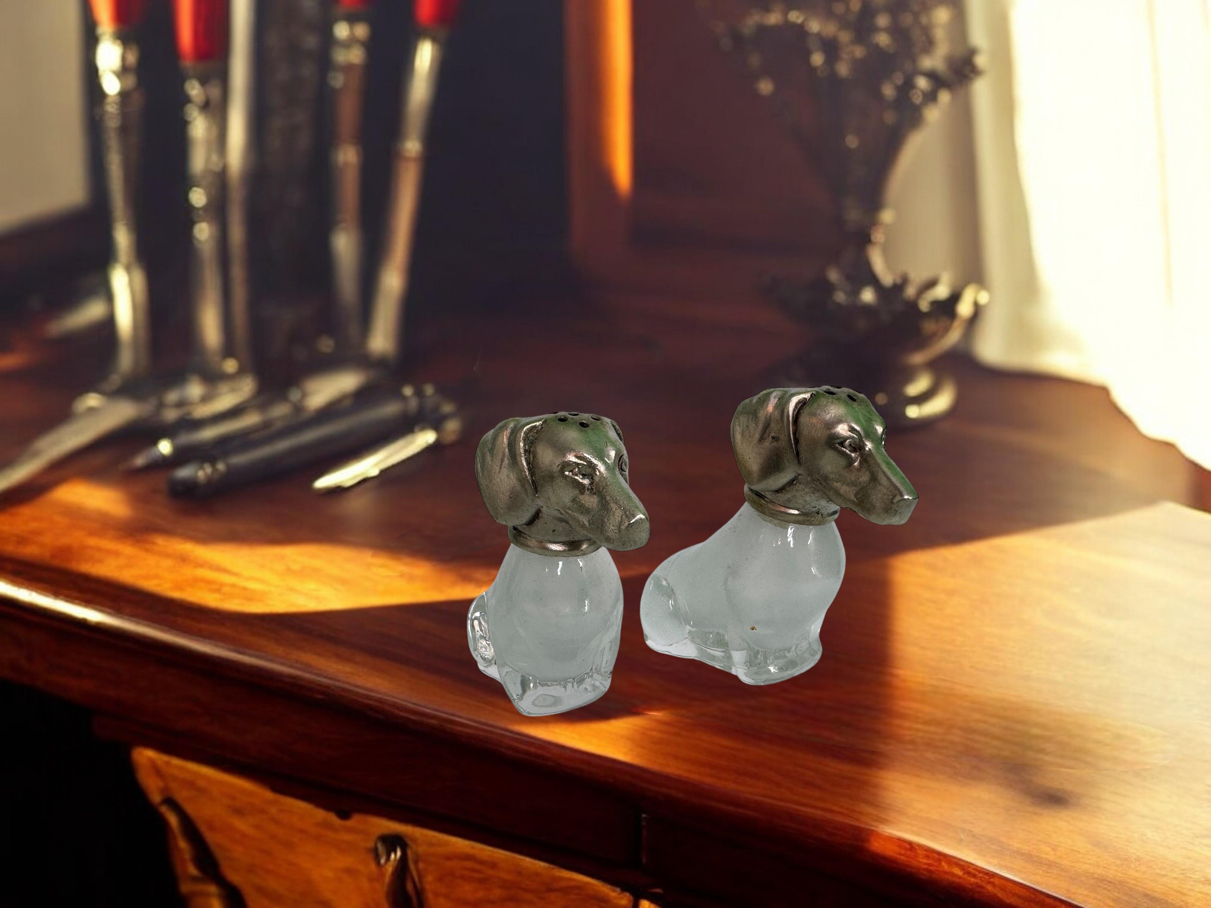 Anciennes salières et poivrières en forme de teckel avec têtes en argent .800, Allemagne 1900 en vente 6