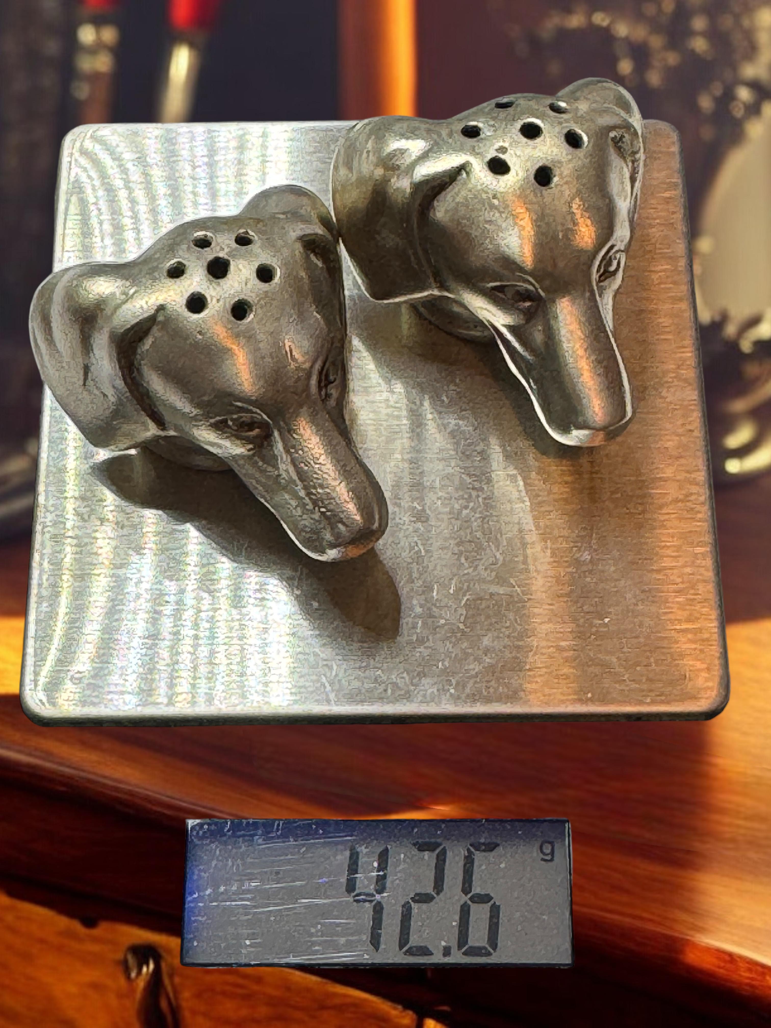 Anciennes salières et poivrières en forme de teckel avec têtes en argent .800, Allemagne 1900 en vente 11