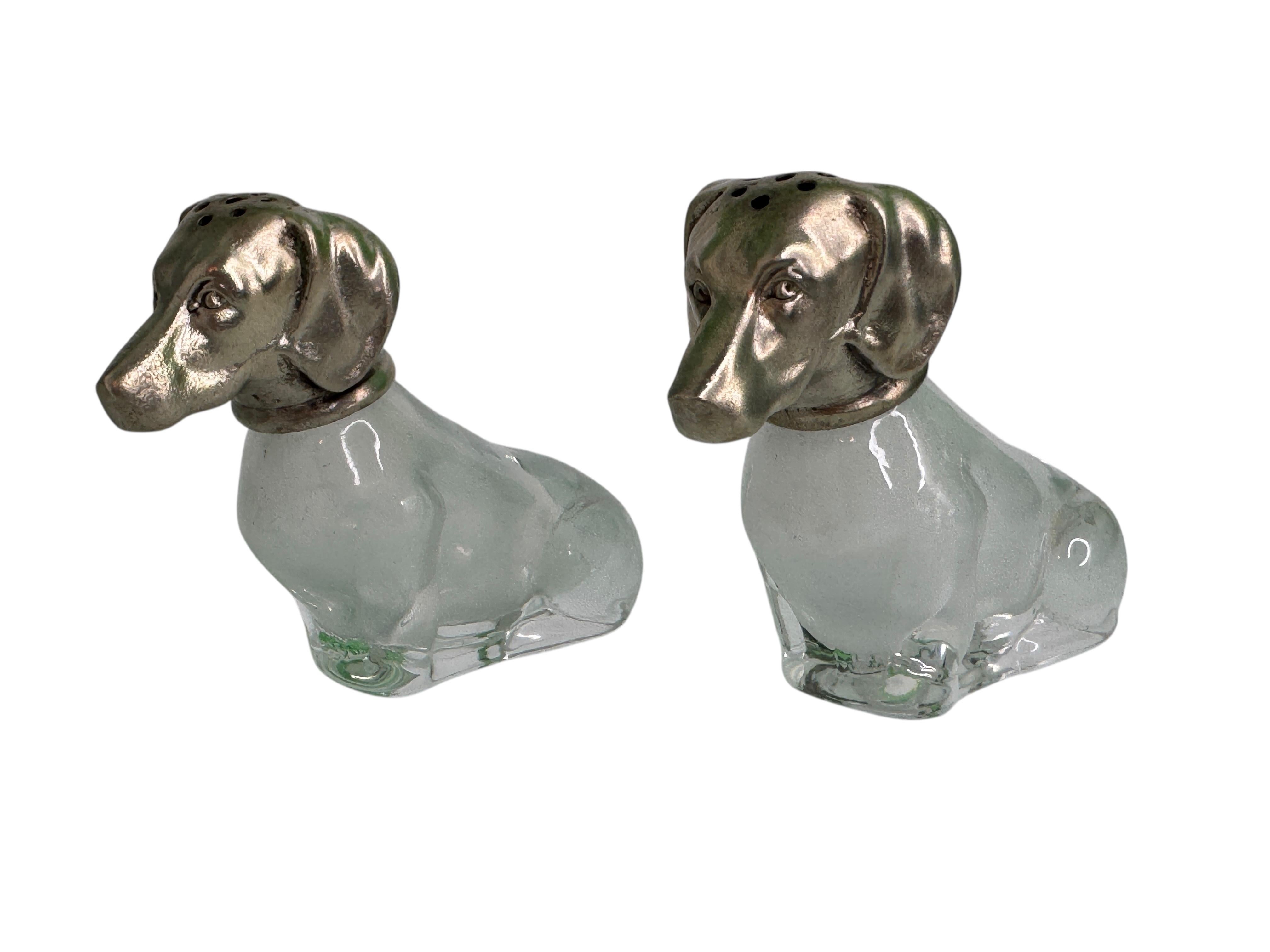 Anciennes salières et poivrières en forme de teckel avec têtes en argent .800, Allemagne, vers 1900

Description
Une rare et charmante paire de salières et poivrières en forme de teckel, provenant d'une propriété de Nuremberg, en Allemagne. Chaque