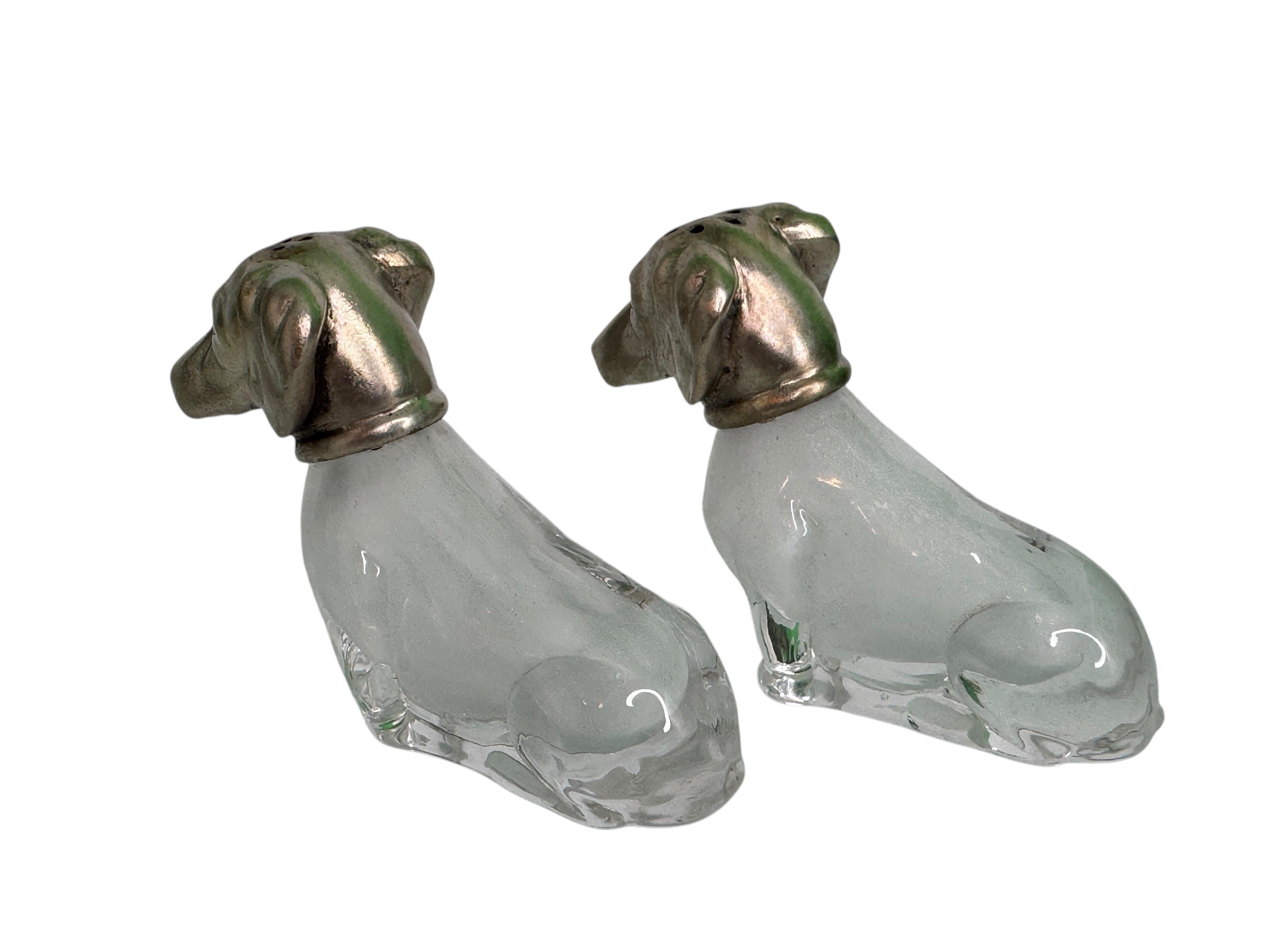 Artisanat Anciennes salières et poivrières en forme de teckel avec têtes en argent .800, Allemagne 1900 en vente