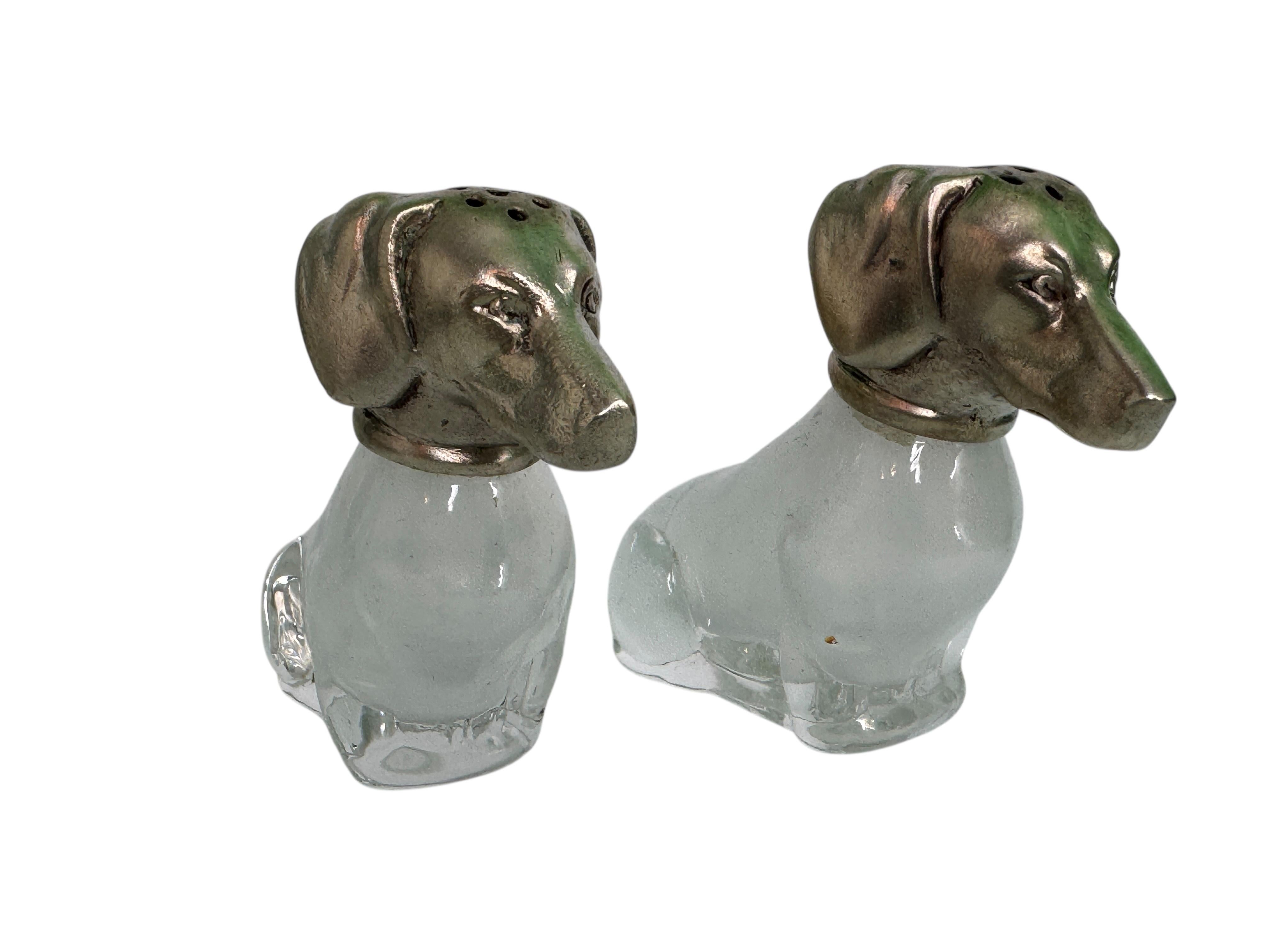 Allemand Anciennes salières et poivrières en forme de teckel avec têtes en argent .800, Allemagne 1900 en vente