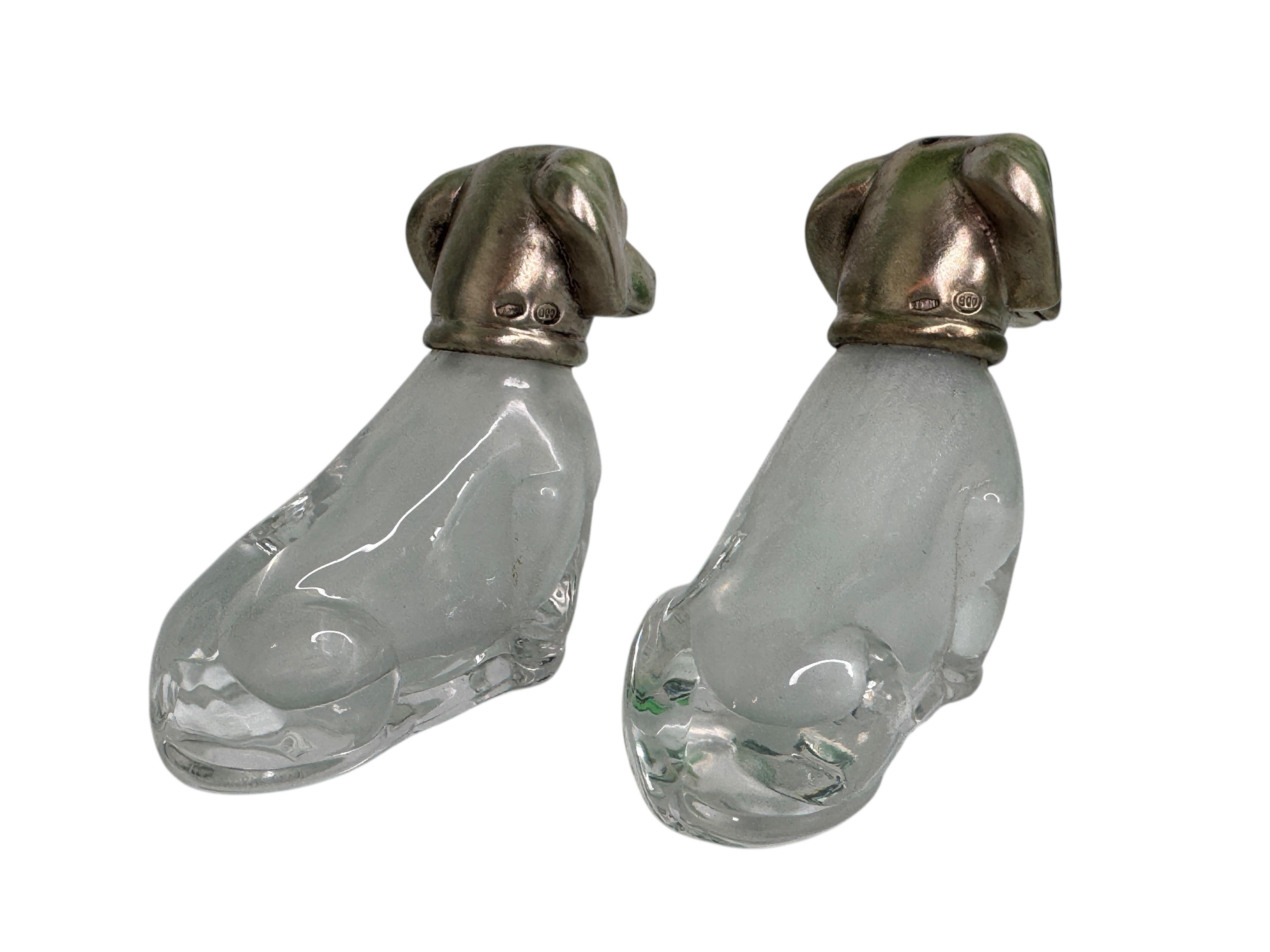 Début du 20ème siècle Anciennes salières et poivrières en forme de teckel avec têtes en argent .800, Allemagne 1900 en vente