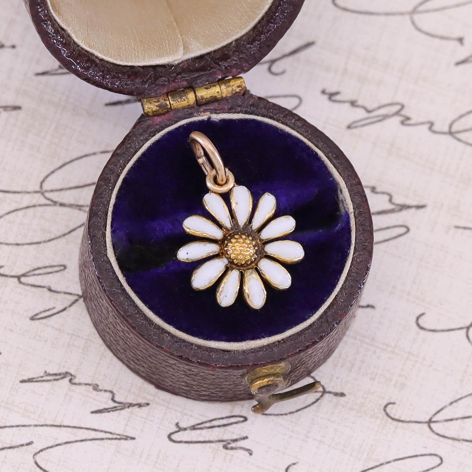 Breloque marguerite antique en or 14k en vente 2