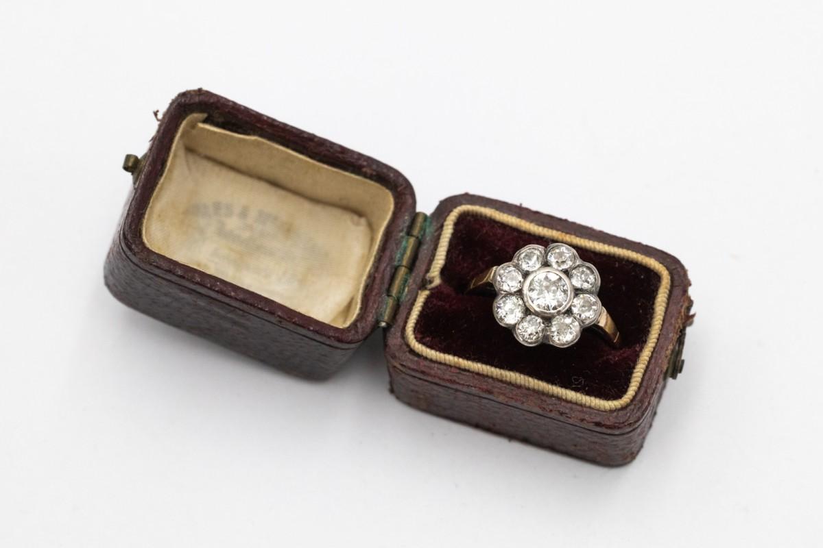 Victorien Bague marguerite ancienne avec diamants anciens de taille brillant 1.10ct en vente