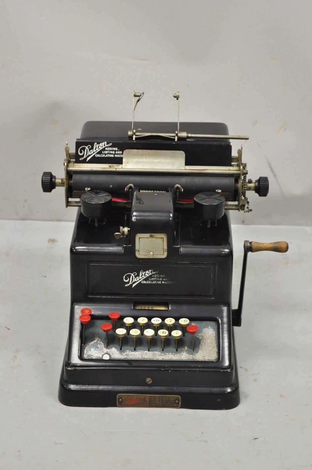 Antique machine à calculer Dalton Modèle 70607 Pat. 1912. Caractéristiques de l'article : modèle étiqueté #70607, étiquette originale, très bel article ancien, fabrication américaine de qualité. Vers le début du 20e siècle. Mesures : 11