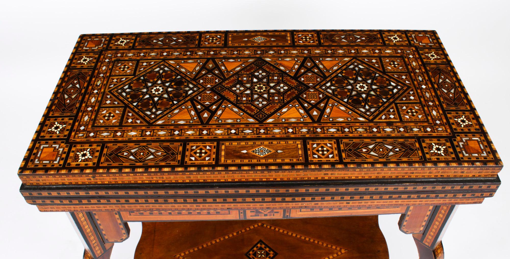 Bois de feuillus Ancienne table de jeu incrustée syrienne de Syrie, jeu d'échecs et backgammon, début du 20e siècle