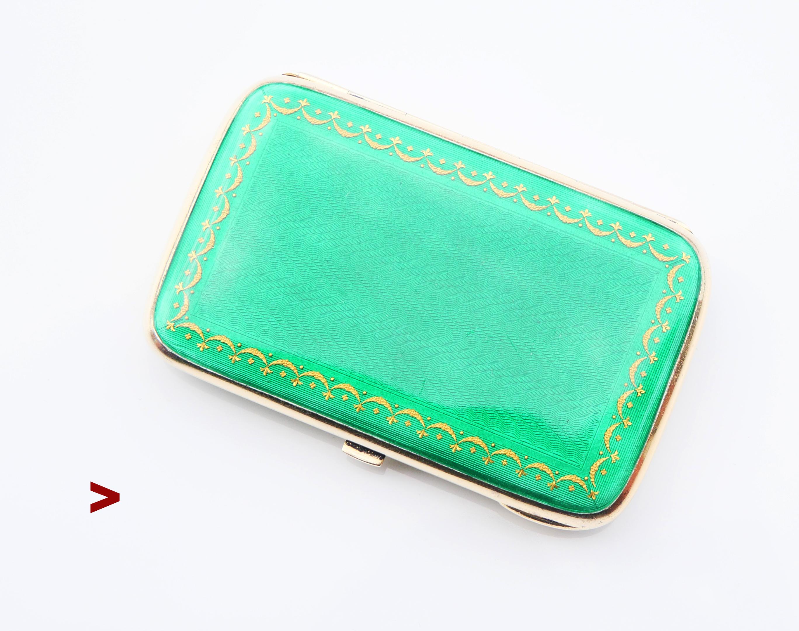 Boîte à cigarettes norvégienne en argent émaillé du début du 20e siècle, d'excellente qualité, avec un décor en émail vert guilloché translucide accentué par des ornements dorés sur les deux faces et un intérieur doré. En très bon état compte tenu