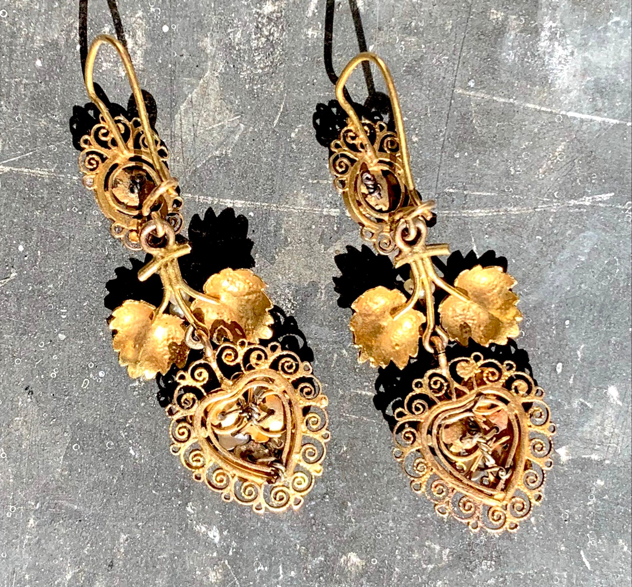Perle Pendants d'oreilles pendants anciens en or avec perles naturelles, feuilles de vigne, raisins et fil d'or  en vente